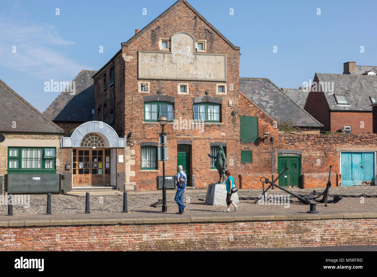 Ein paar lootk auf die Statue von Captain George Vancouver (1757-1798) in Purfleet Quay, Kings Lynn, Norfolk, Großbritannien Stockfoto