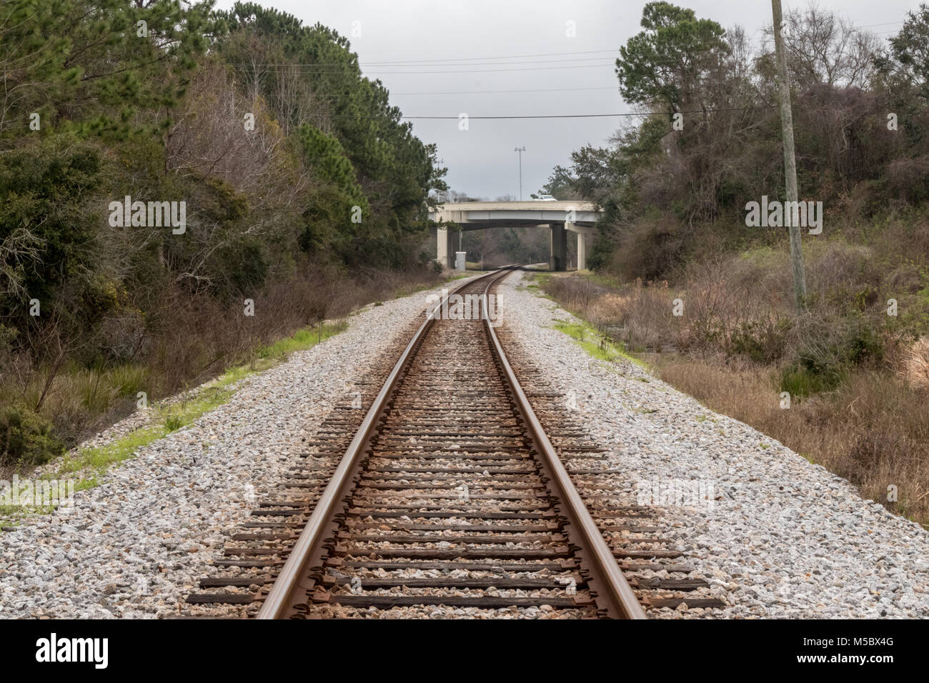 Alten Gleise führt zu einer Brücke Stockfoto