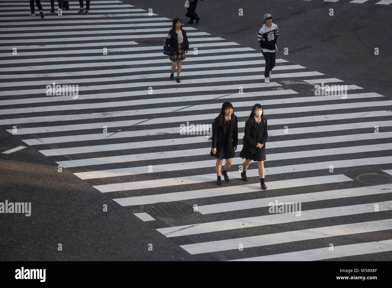 Zwei school Mädchen, überqueren Sie die Straße an der Jagt Shibuya, Tokio Stockfoto