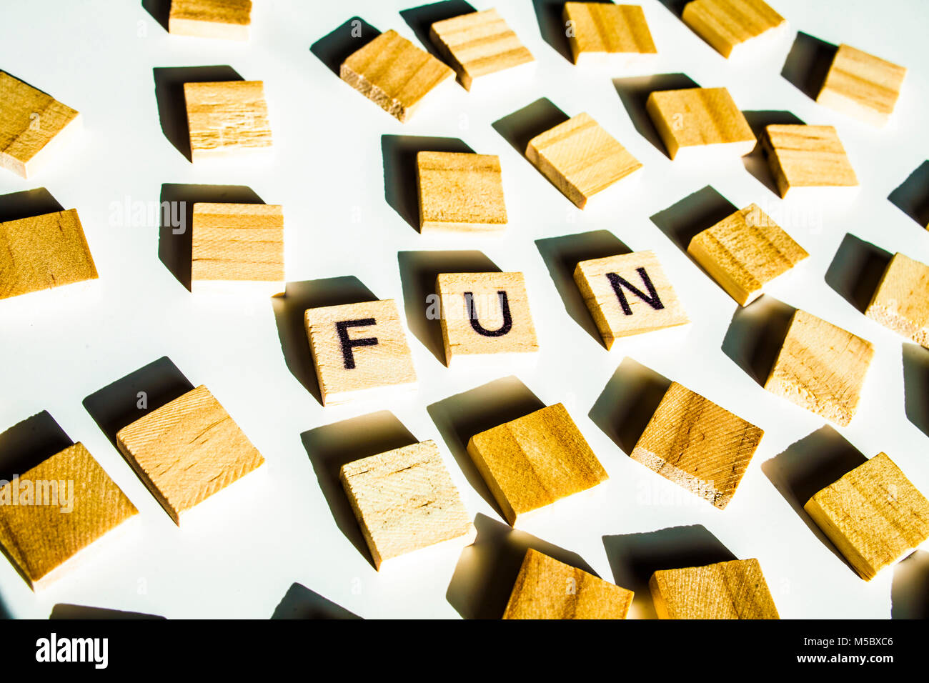 Holz- briefen Rechtschreibung das Wort Spaß auf weißem Hintergrund. Stockfoto