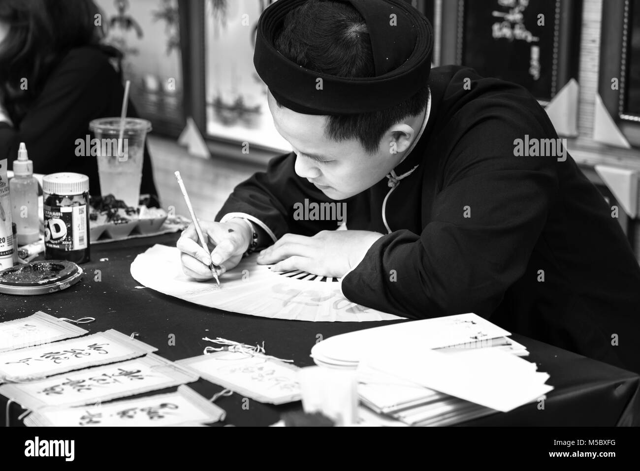Vietnamesische gelehrter schreibt am Neujahrsfest Kalligraphie Kalligraphie Festival ist eine beliebte Tradition bei Tet holiday Stockfoto