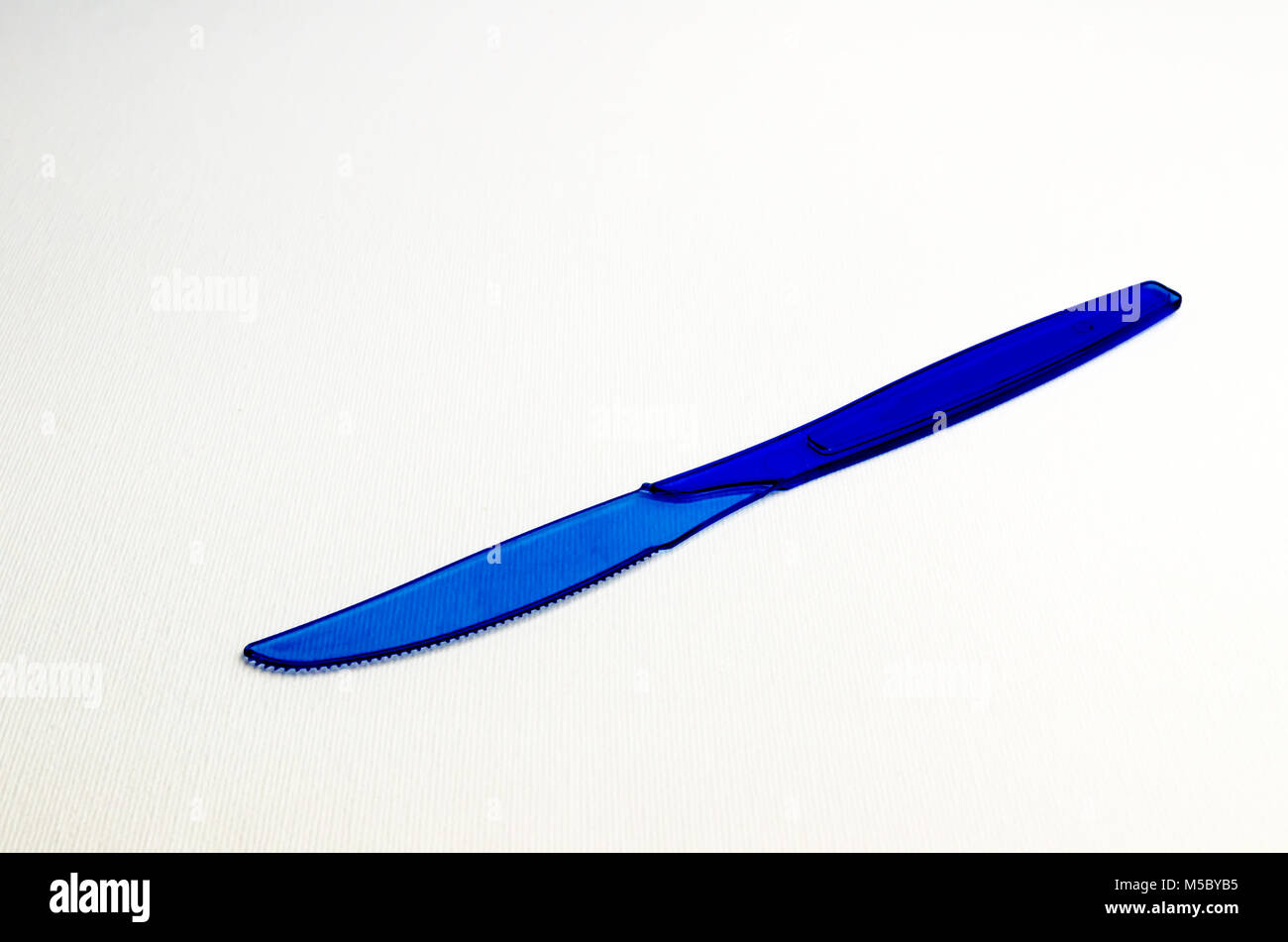 Ein Studio Foto von einem blauen Kunststoff Messer Stockfoto