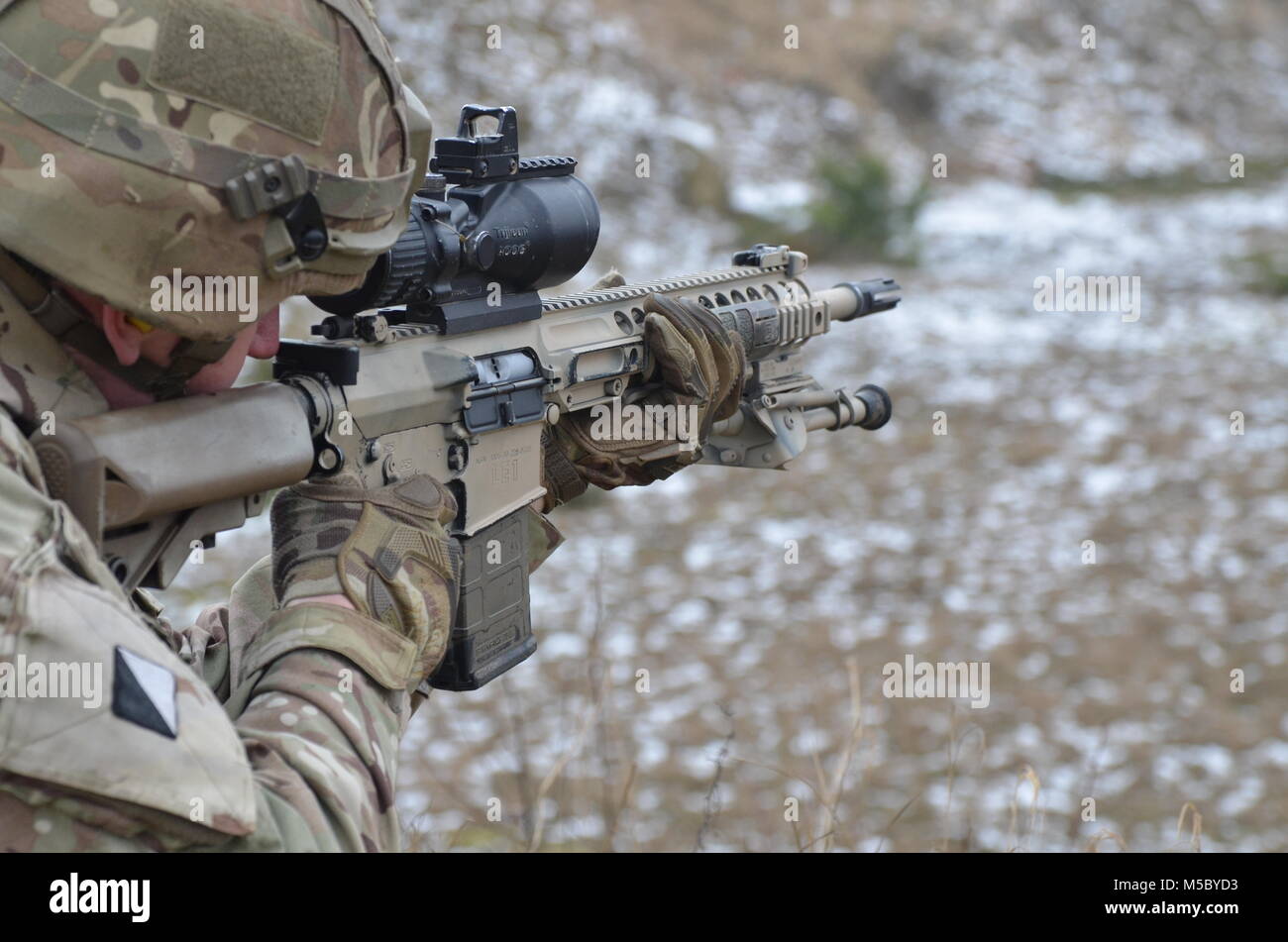 Britische Soldaten mit der leichte Dragoner arbeiten als Team, als sie üben ihre sharpshooting Fähigkeiten in einem Bereich in der Nähe der Bemowo Piskie, Polen, Jan. 15, 2018. Diese Soldaten sind ein Teil der einzigartigen, multinationalen Battle Group aus USA, Großbritannien, Kroatischen und rumänischen Soldaten, die mit der polnischen 15 mechanisierte Brigade als Abschreckung Kraft im Nordosten Polens zur Unterstützung des NATO-Enhanced vorwärts Präsenz dienen. (Foto mit freundlicher Genehmigung von Tpr Surridge, UK MoD, Crown Copyright) Stockfoto