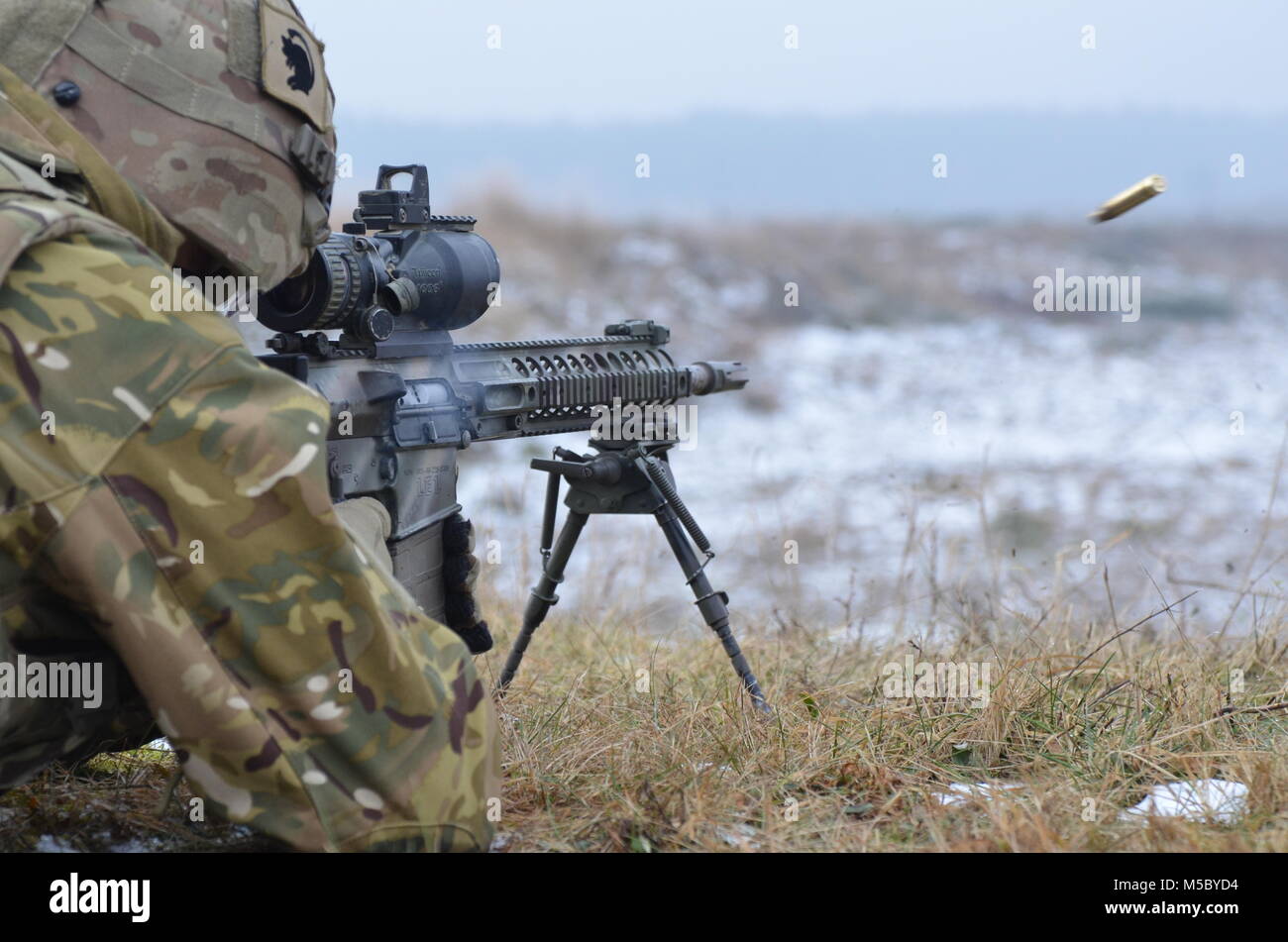 Britische Soldaten mit der leichte Dragoner arbeiten als Team, als sie üben ihre sharpshooting Fähigkeiten in einem Bereich in der Nähe der Bemowo Piskie, Polen, Jan. 15, 2018. Diese Soldaten sind ein Teil der einzigartigen, multinationalen Battle Group aus USA, Großbritannien, Kroatischen und rumänischen Soldaten, die mit der polnischen 15 mechanisierte Brigade als Abschreckung Kraft im Nordosten Polens zur Unterstützung des NATO-Enhanced vorwärts Präsenz dienen. (Foto mit freundlicher Genehmigung von Tpr Surridge, UK MoD, Crown Copyright) Stockfoto