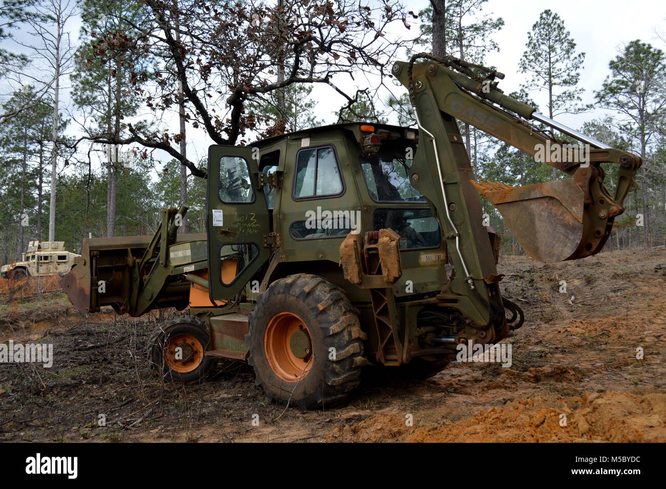 Ein Soldat der 84th Engineer Battalion, 130 Engineer Brigade, 8 Theater Sustainment Command zugeordnet, Manöver der Tieflöffel an eine neue Position eine kämpfende Einlagerung in Fort Polk, Louisiana, Jan. 16, 2108 zu graben. Die Soldaten sind die Unterstützung der 25 Infanterie Division während seiner jährlichen Rotation an der Joint Readiness Training Center. (U.S. Armee Foto: Staff Sgt. Armando R. Limon, 3. Brigade Combat Team, 25 Infanterie Division). Stockfoto