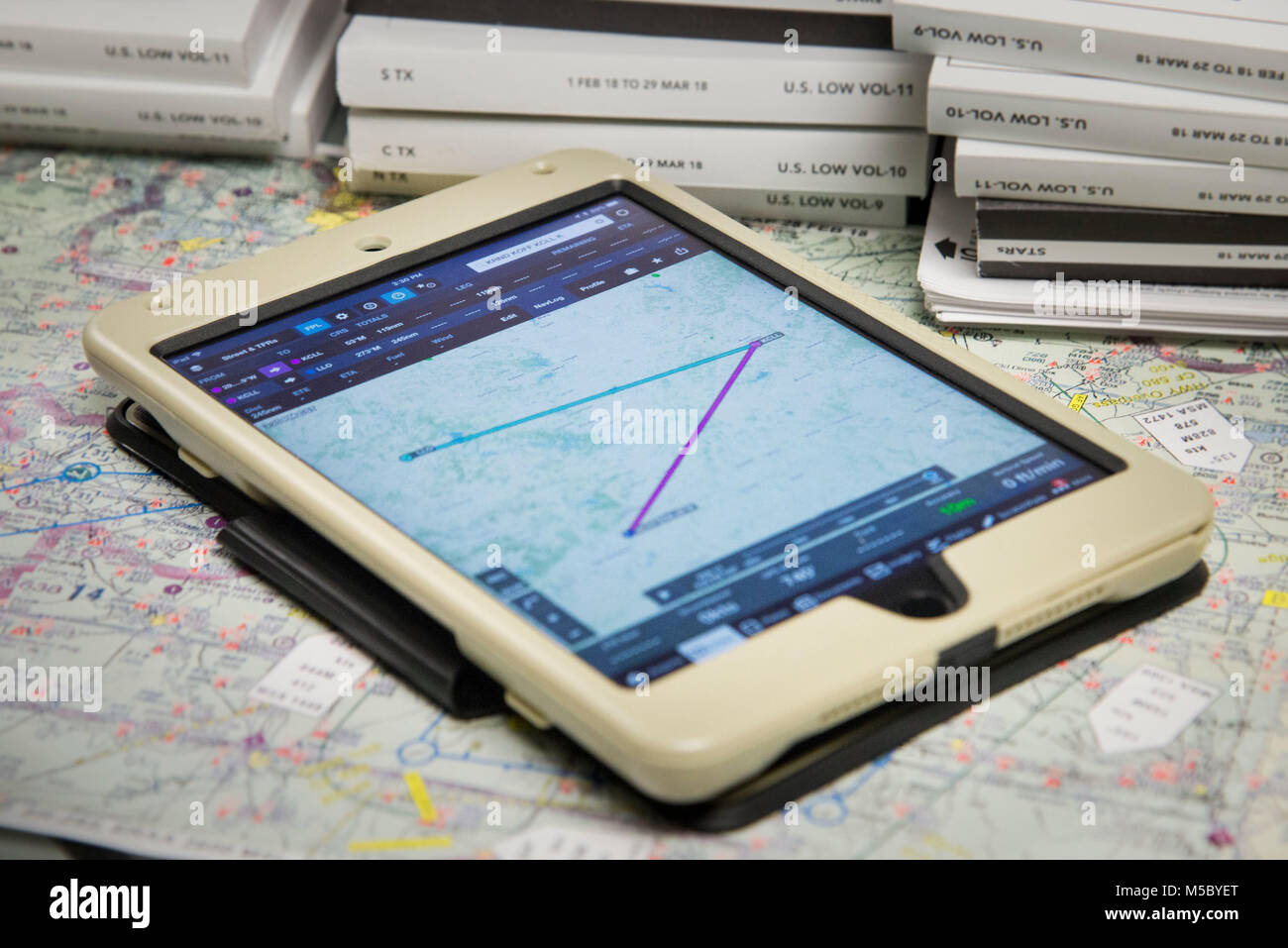 Ein Electronic Flight Bag sitzt auf Karten und Publikationen es Austausch 13.02.2018, an Joint Base San Antonio-Randolph. Der 12 Operationen Gruppe ist die Entwicklung eines Tablet-Infrastruktur, die auf die Verbesserung der Ausbildung, erhöhte Effizienz und Genauigkeit im Laden von Daten konzentrieren, und Fliegern für die nächste Phase Ihrer Karriere vorzubereiten. (U.S. Air Force Foto von Sean M. Worrell) Stockfoto