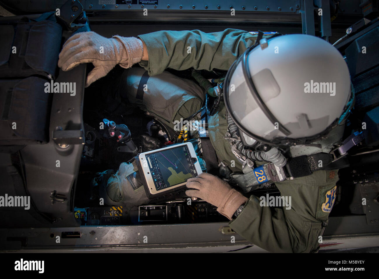 Maj. Graf Arnold, 12 Flying Training Wing Electronic Flight Bag Programm Manager, Preflight Checks auf einem T-6 Texan mit Hilfe eines Electronic Flight Bag 13.02.2018, Joint Base San Antonio-Randolph. Arnold ist das Testen des Electronic Flight Bag ist Teil der Bemühungen der 12 Aktivitäten des Konzerns ein Tablet-Infrastruktur, die auf die Verbesserung der Ausbildung, erhöhte Effizienz und Genauigkeit im Laden von Daten konzentrieren sich zu entwickeln, und die Flieger für die nächste Phase Ihrer Karriere vorzubereiten. (U.S. Air Force Foto von Sean M. Worrell) Stockfoto