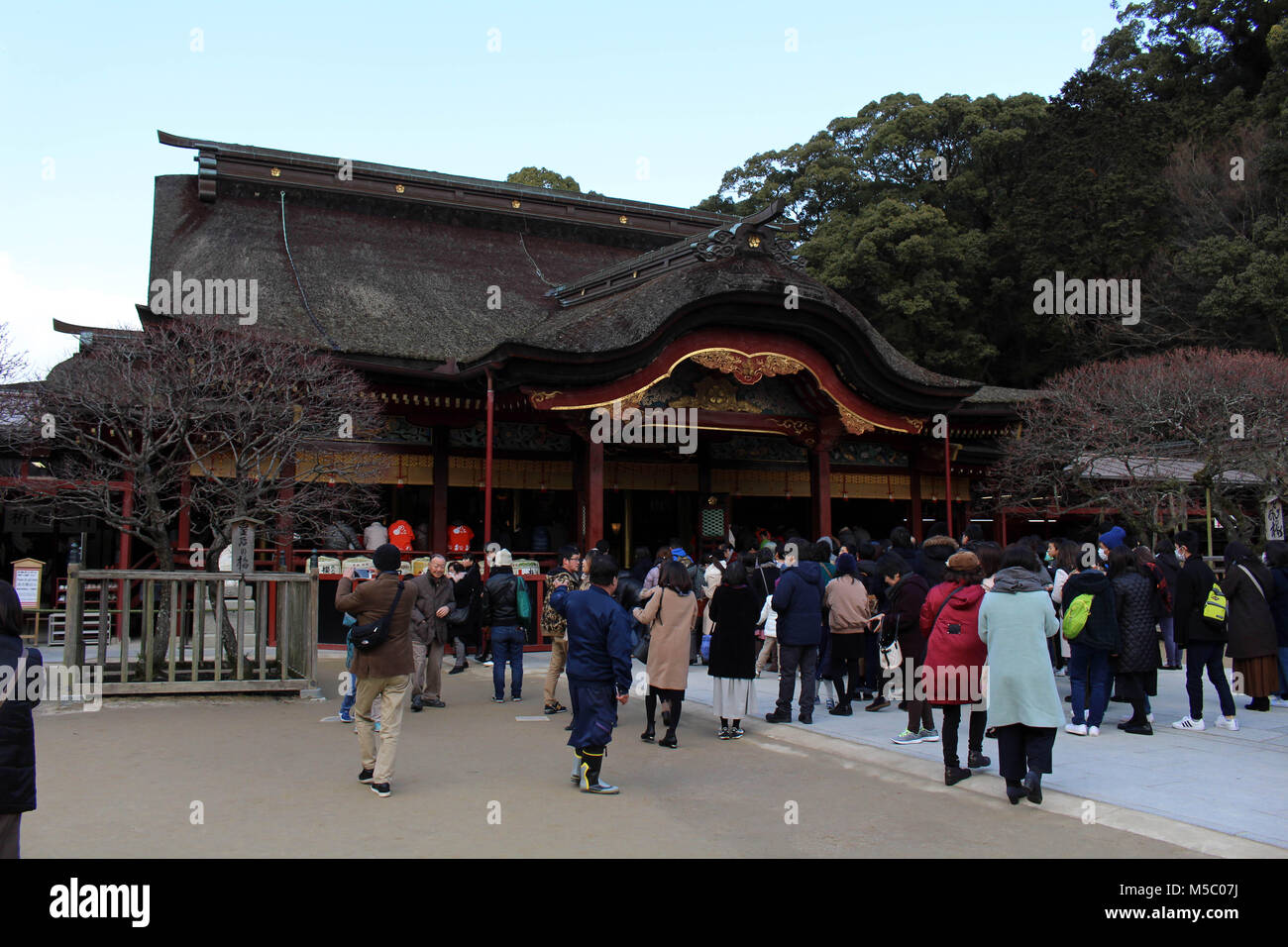 Pilger und Touristen um Dazaifu Tenmangu in Fukuoka. Im Februar 2018 übernommen. Stockfoto