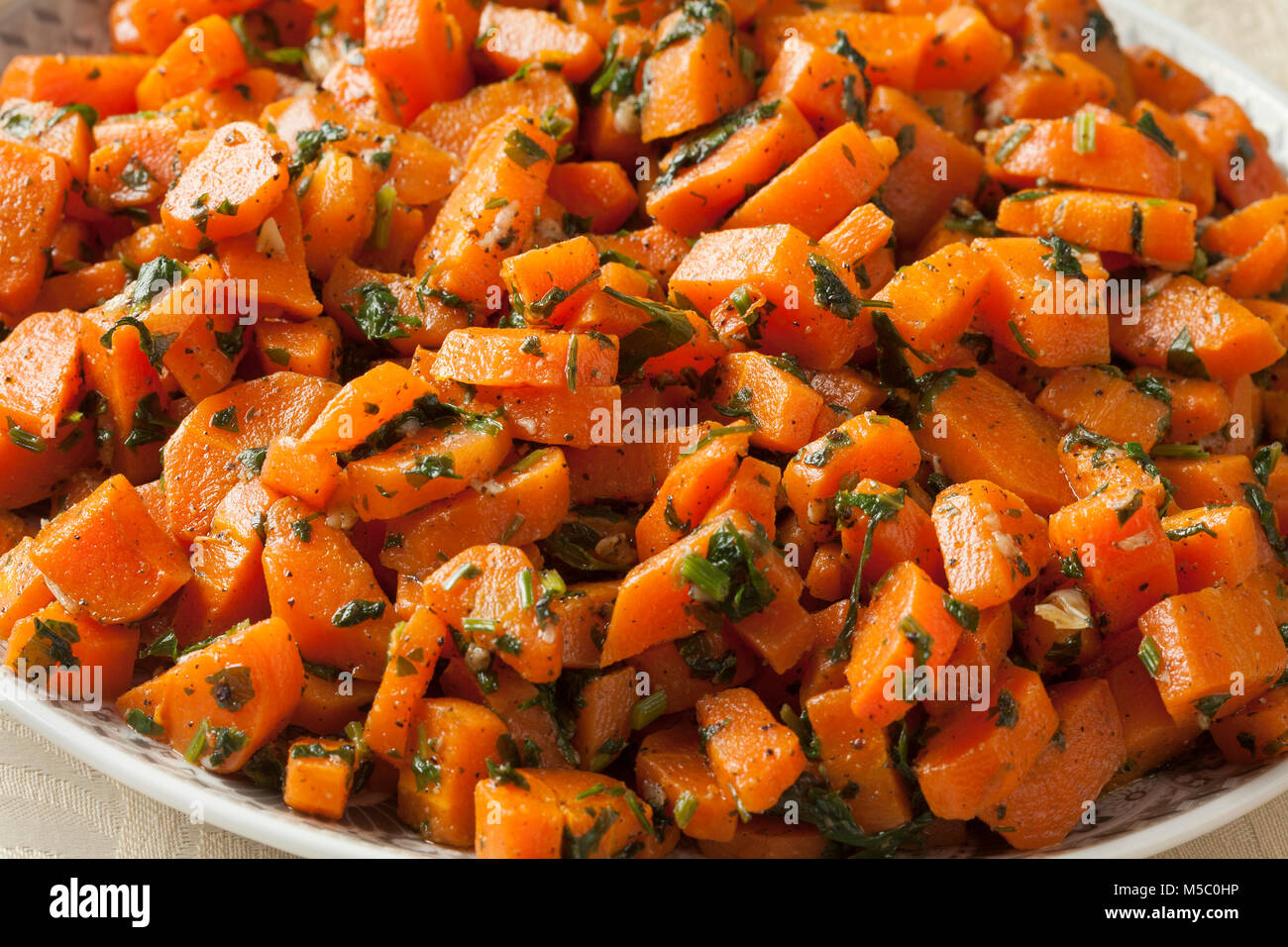 Traditionelle marokkanische Karottensalat hautnah Stockfoto