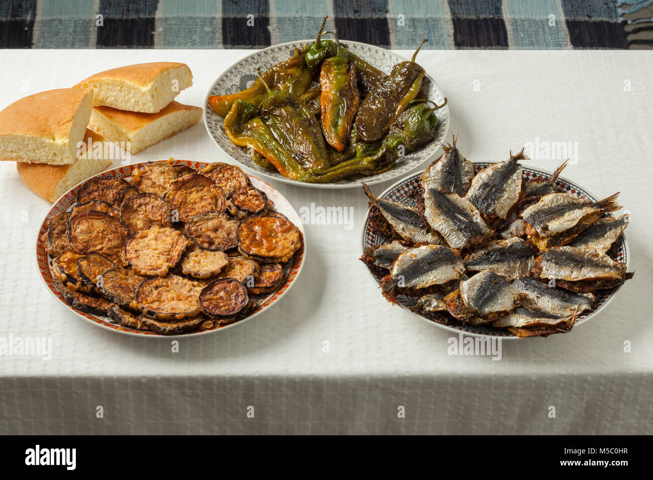 Marokkanische Essen mit Gefüllte Sardinen, Gerichte mit Gemüse und Brot Stockfoto