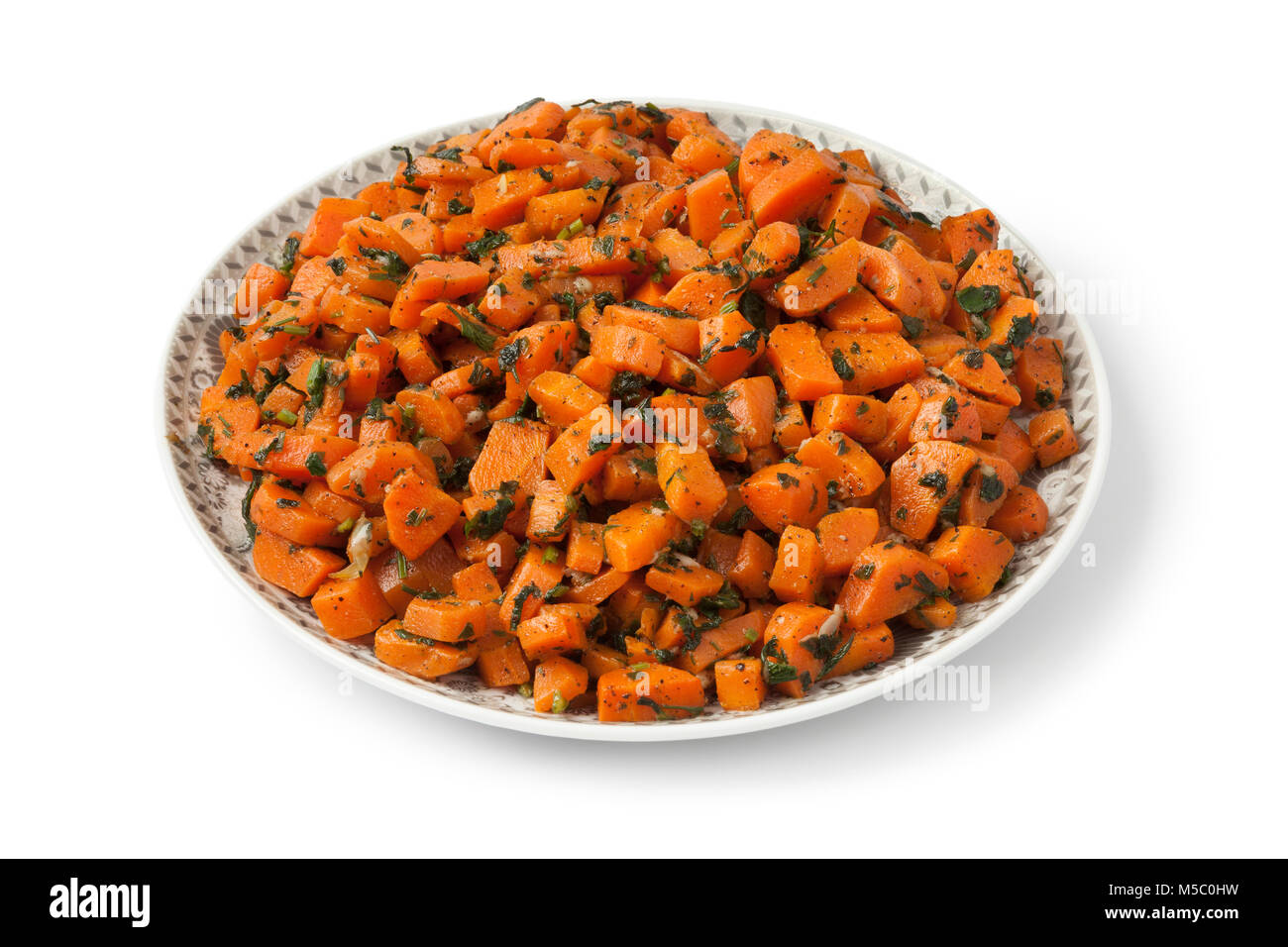 Marokkanisches Gericht mit Karotten Salat und Kräutern auf weißem Hintergrund Stockfoto