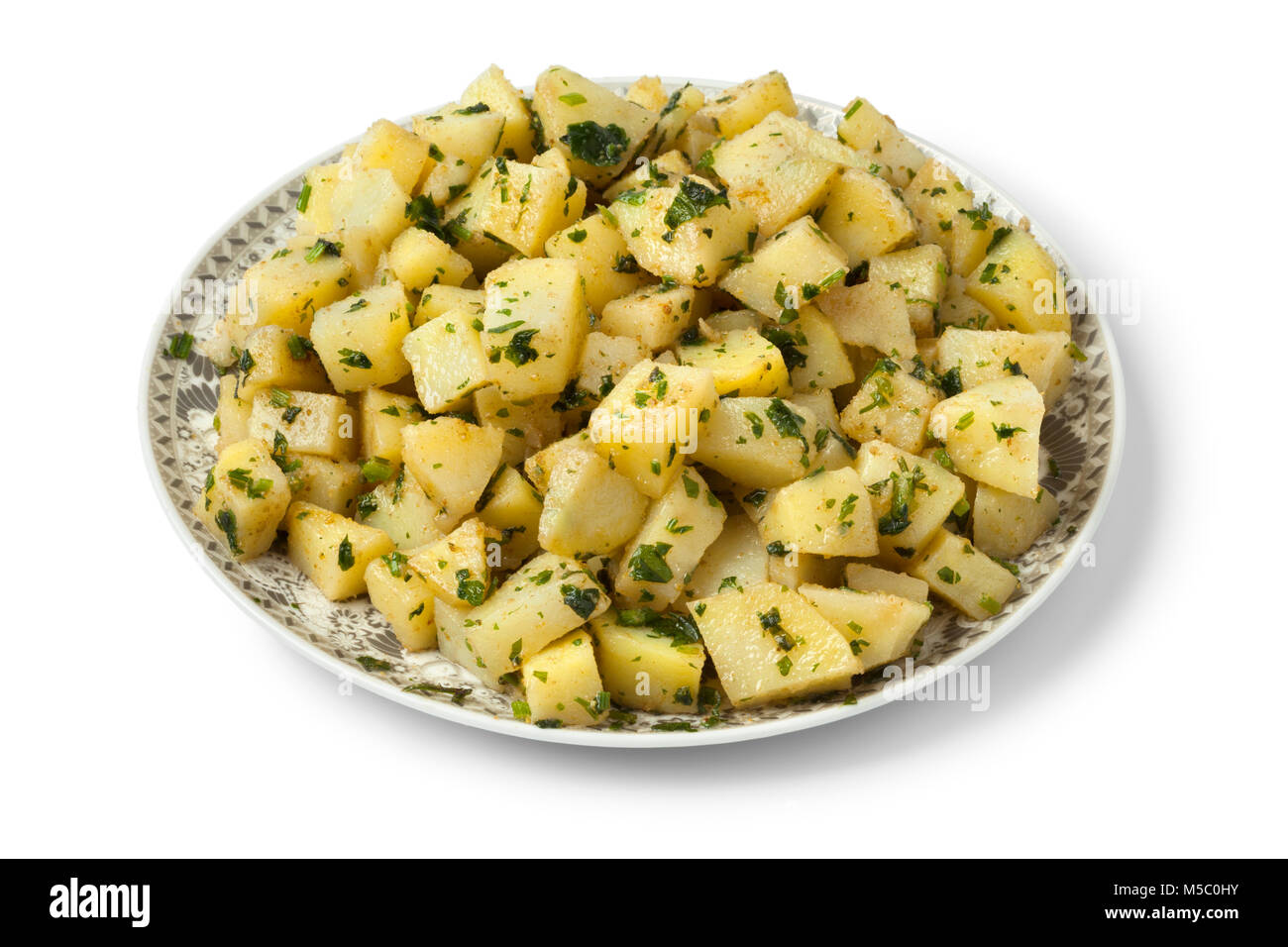 Marokkanisches Gericht mit Kartoffelsalat und Kräutern auf weißem Hintergrund Stockfoto