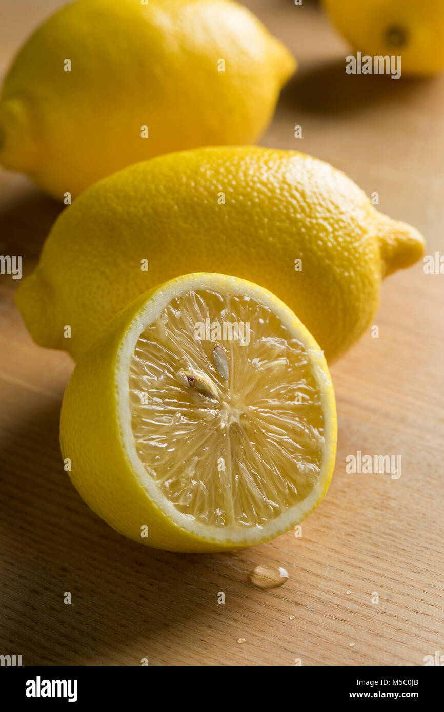 Ganze und halbe Frische saftige Zitronen Stockfoto