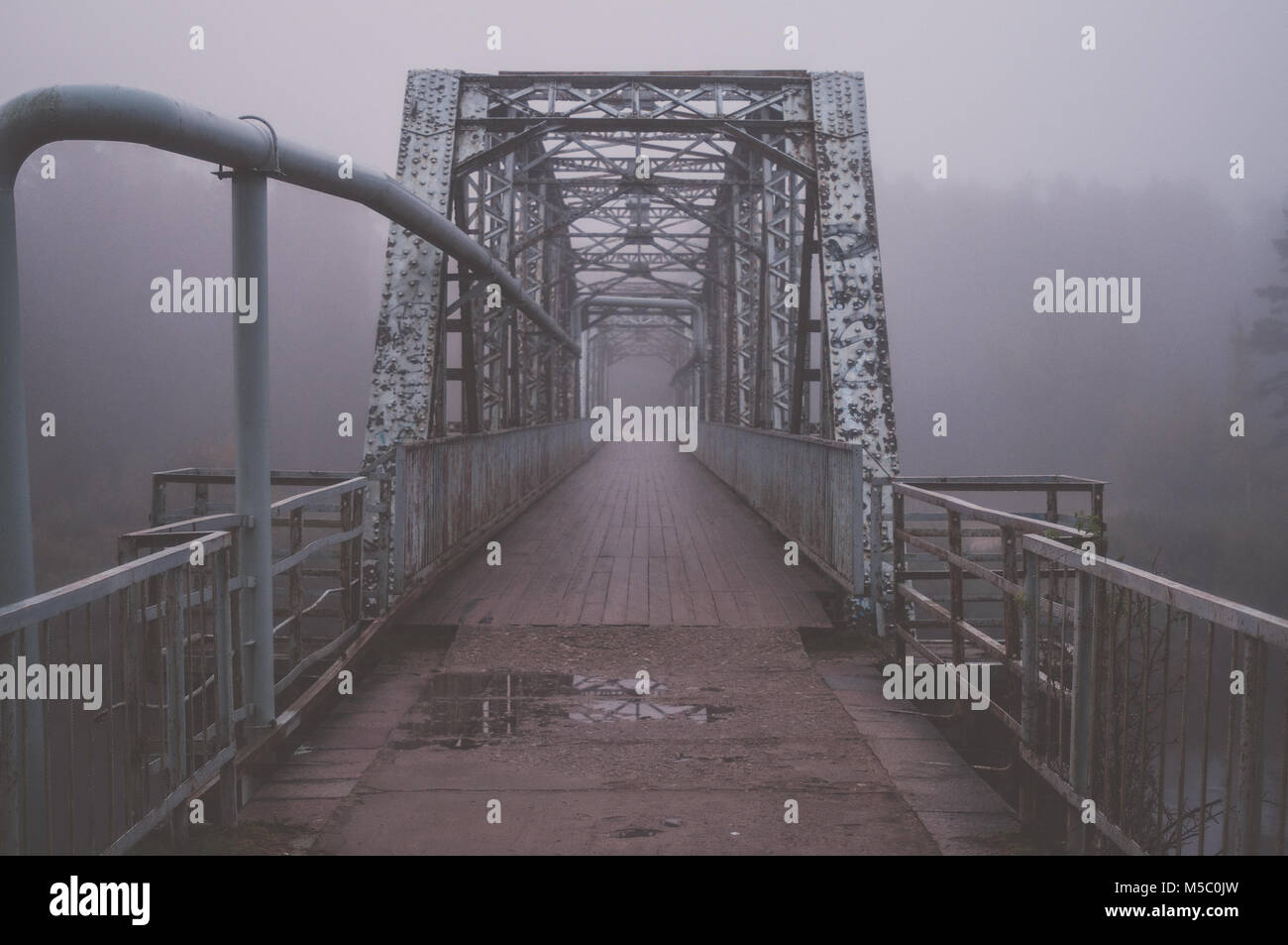 Iron Bridge. Hinter dem Geländer. Nebeliger morgen Stimmung. Stockfoto