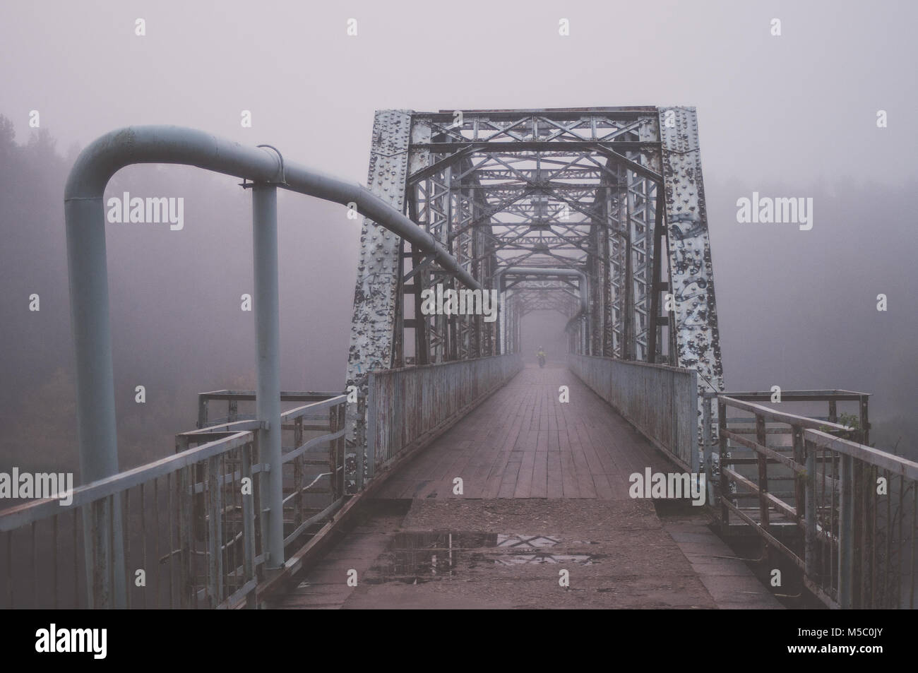 Iron Bridge. Hinter dem Geländer. Nebeliger morgen Stimmung. Stockfoto