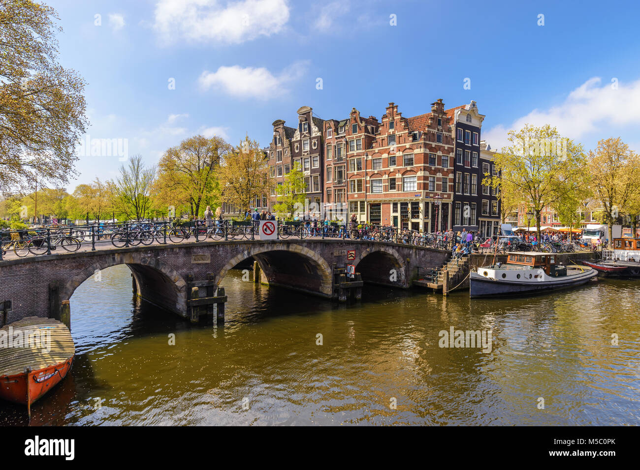 Skyline der Stadt Amsterdam an Kanal Waterfront, Amsterdam, Niederlande Stockfoto