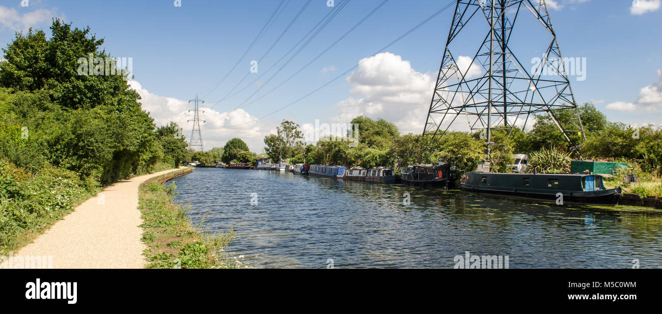London, England, UK - 28. Juli 2013: Traditionelle narrowboats auf dem Fluss Lea Navigation in Enfield im Norden von London. Stockfoto