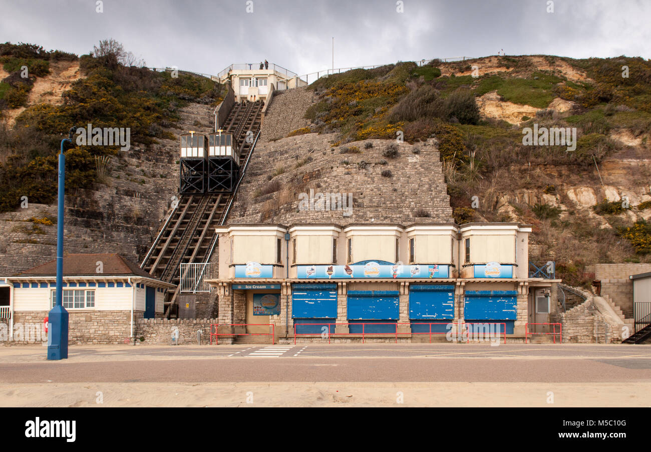 Bournemouth, England, Großbritannien - 23. Februar 2013: Die East Cliff Lift Standseilbahn in Bournemouth steht im Winter außerhalb der Saison geschlossen. Stockfoto