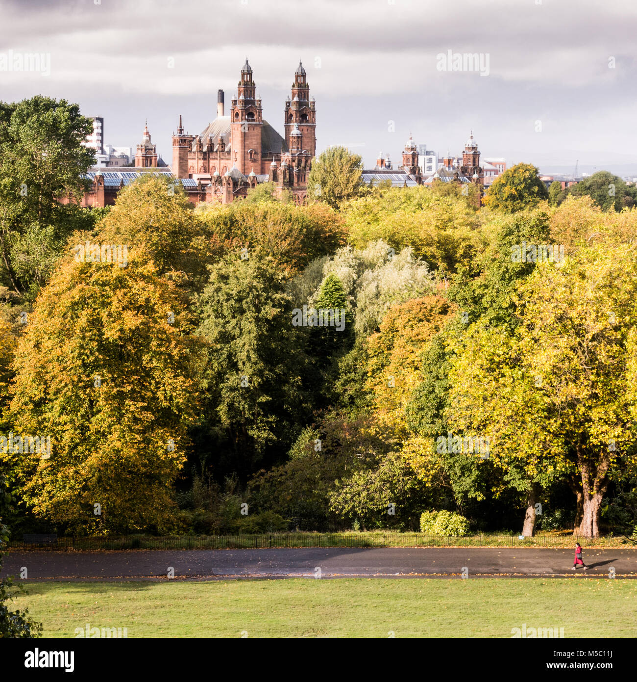 Glasgow, Schottland, UK - 30. September 2017: Ein Fußgänger Spaziergänge durch Kelvingrove Park im West End von Glasgow an einem sonnigen Herbsttag, mit Herbst Stockfoto