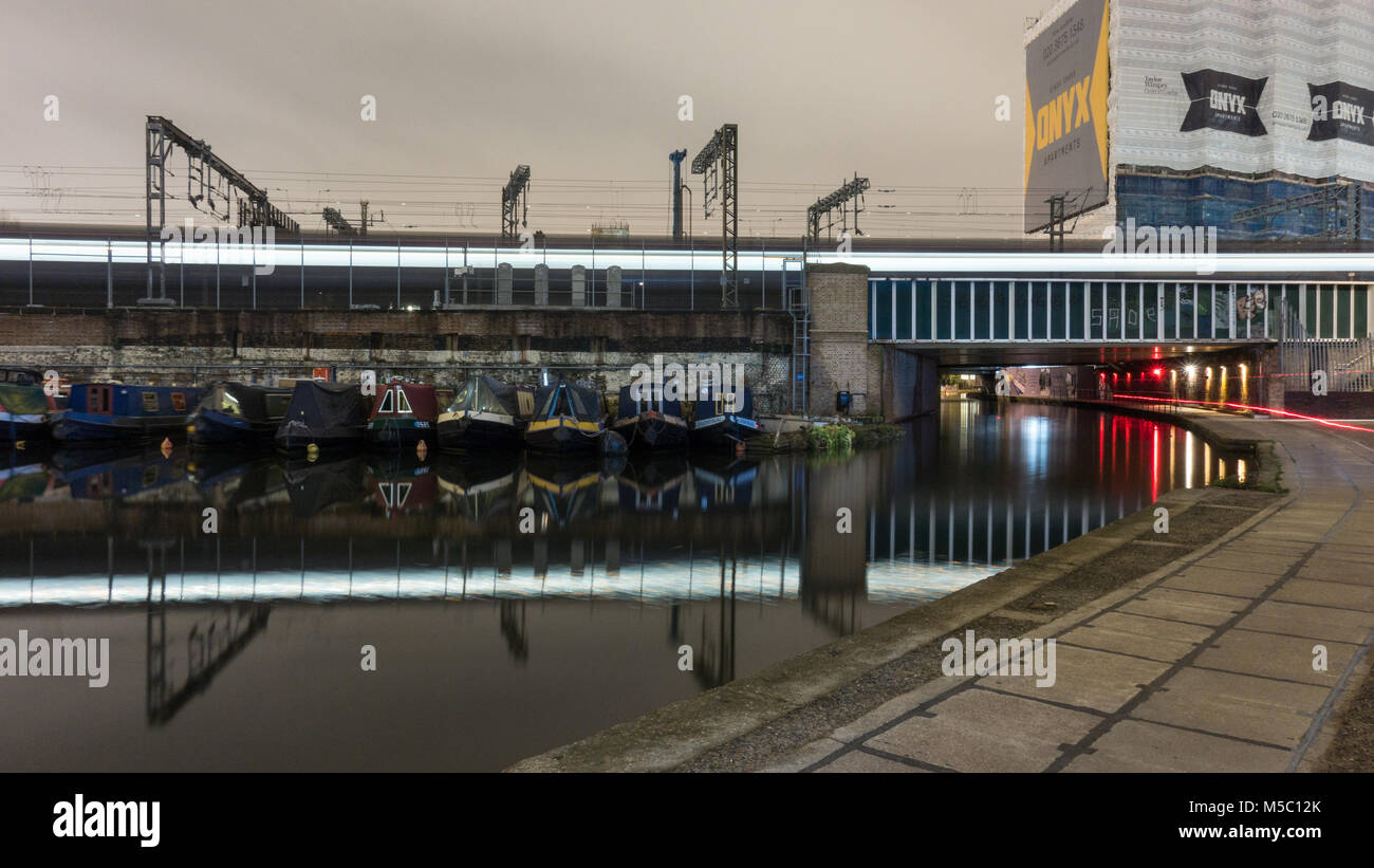 London, England, UK - Dezember 21, 2017: ein Eurostar Zug wird zu einem Verwischen der Lichter, wie es Geschwindigkeiten von St. Pancras Station und über den Regent's Canal i Stockfoto
