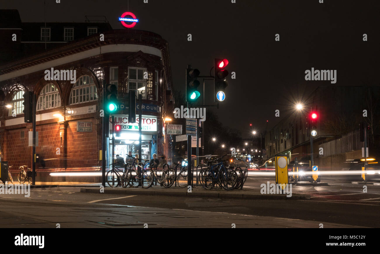 London, England, Großbritannien - 21 Dezember, 2017: Pendler und Verkehr durch Chalk Farm Road an der Chalk Farm Station in Camden, nördlich von London. Stockfoto
