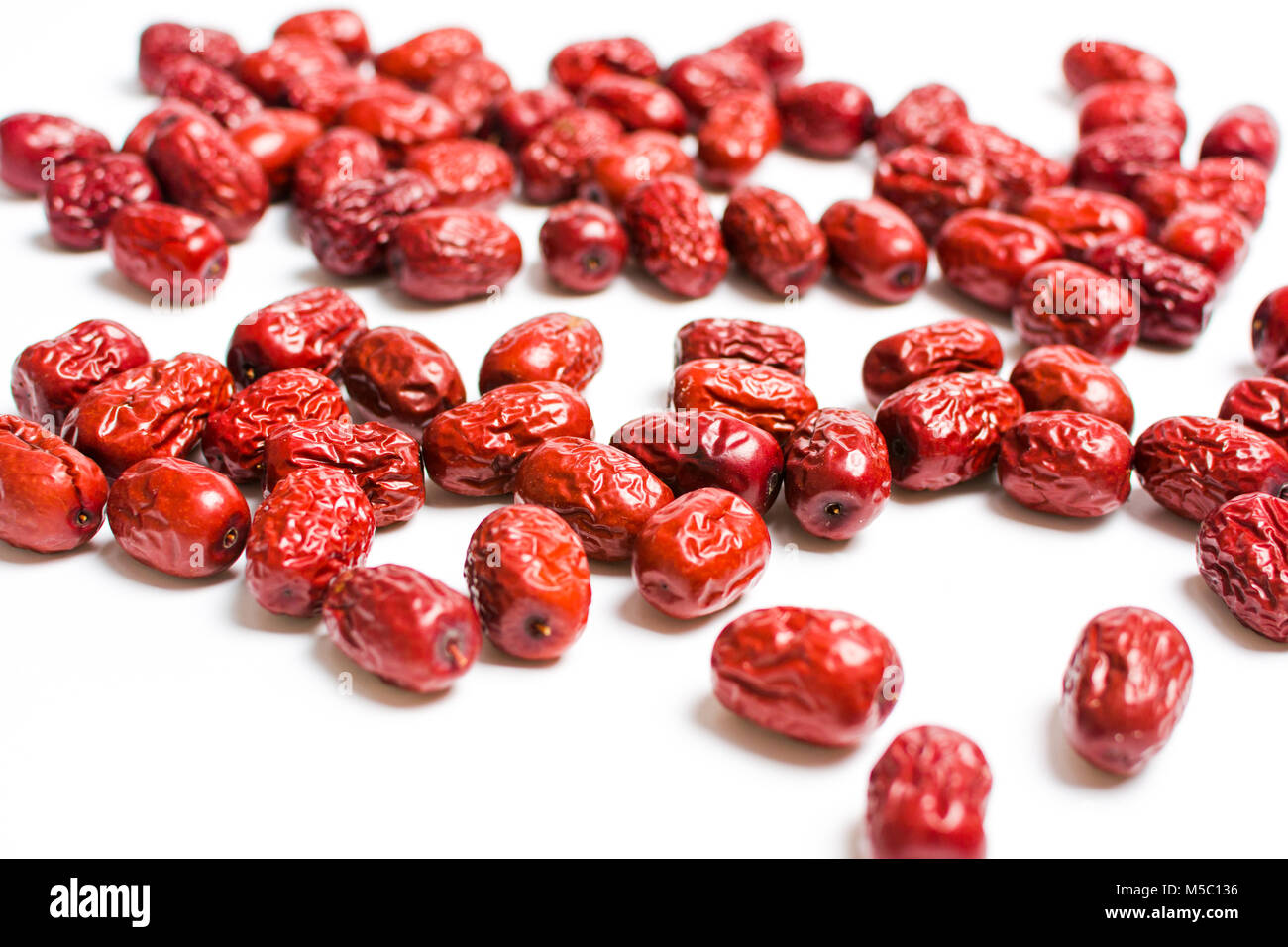 Jujube, getrocknete chinesische rote Datum Früchte auf weiß Stockfoto