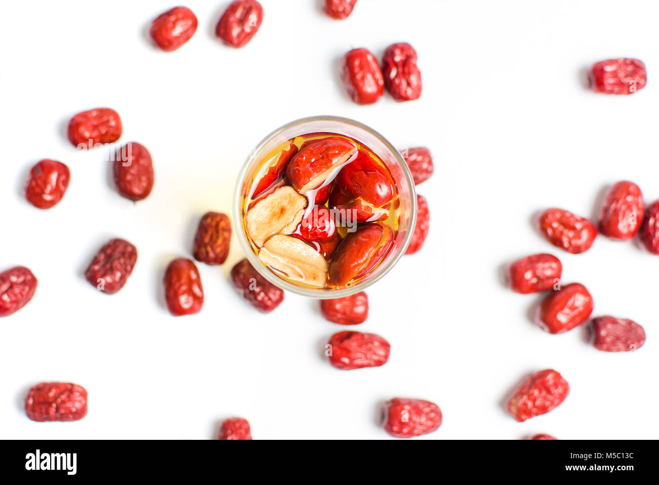 Chinesische rote stammt Früchtetee in einem Glas auf weiß Stockfoto