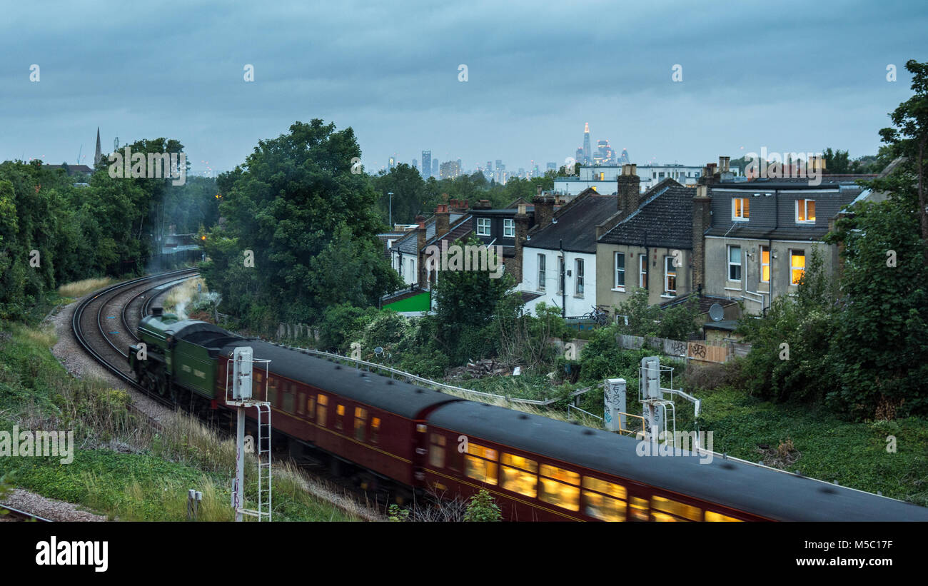 London, England - 26. Juli 2015: eine Dampfmaschine schleppt ein Passagier ausflug Zug durch Tulse Hill in den Vororten im Süden Londons, mit der Stadt sky Stockfoto