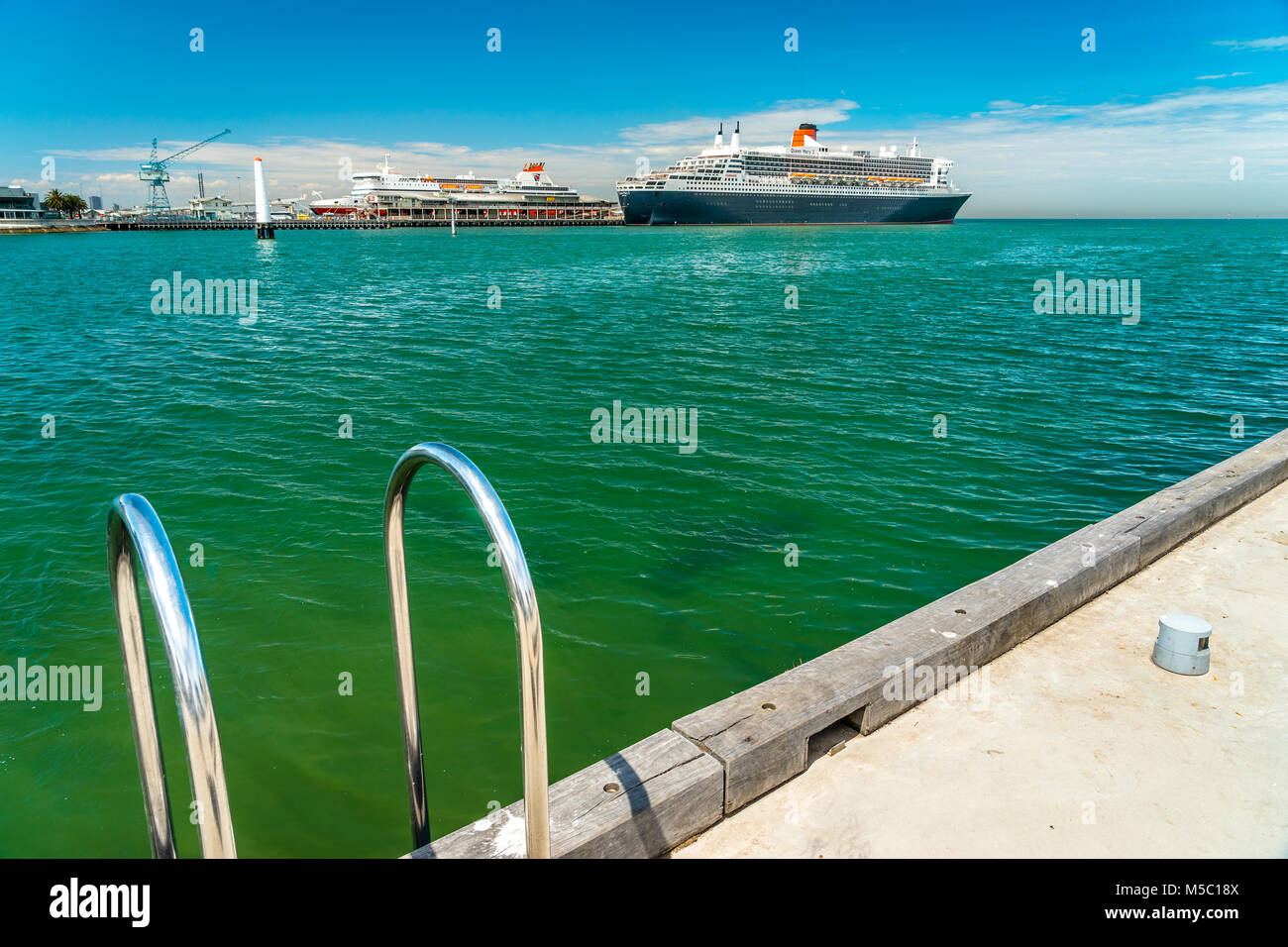 Melbourne, Australien - Queen Mary 2 Cruise Liner angedockt an Port Melbourne Pier Stockfoto