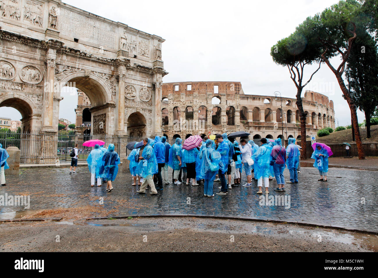 Touristen ponchos tragen im Regen am Kolosseum in Rom Stockfoto