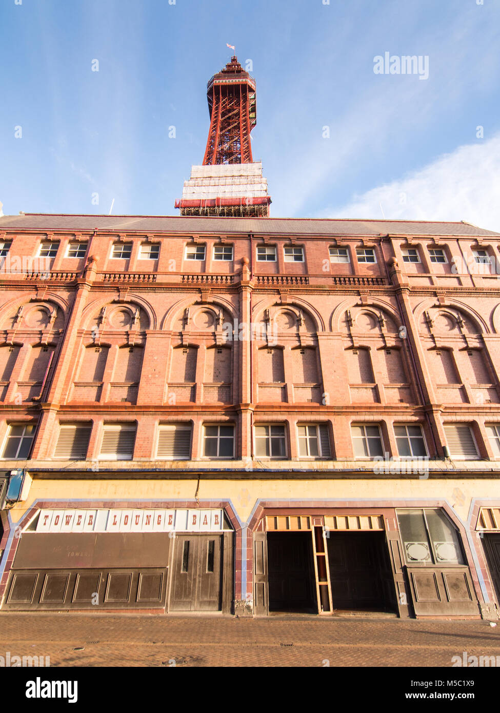 Blackpool, England, Großbritannien - 1 August, 2015: Der Blackpool Tower steigt über die Tower Lounge Bar. Stockfoto