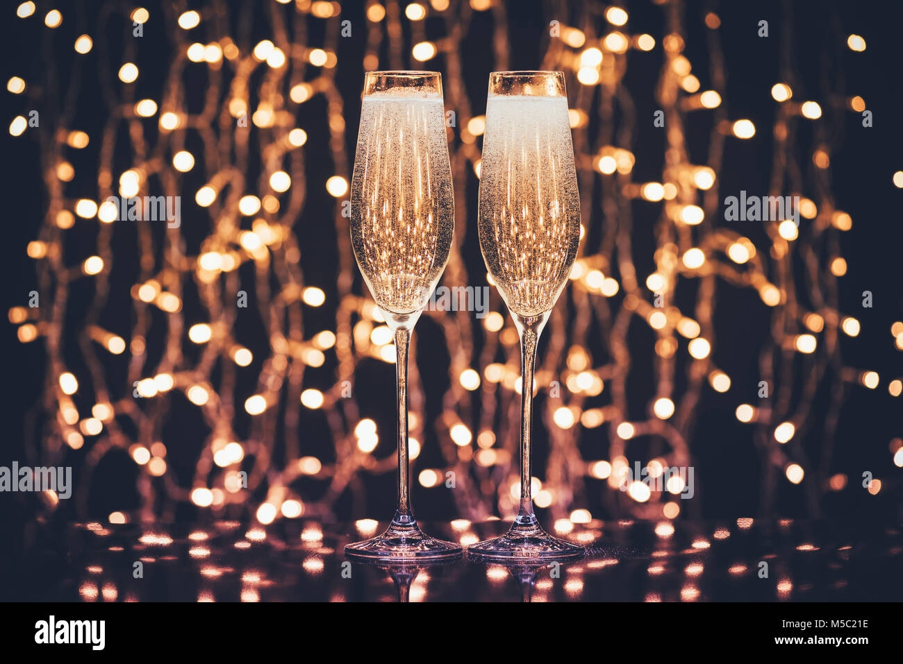 Brille voller Champagner Stockfoto