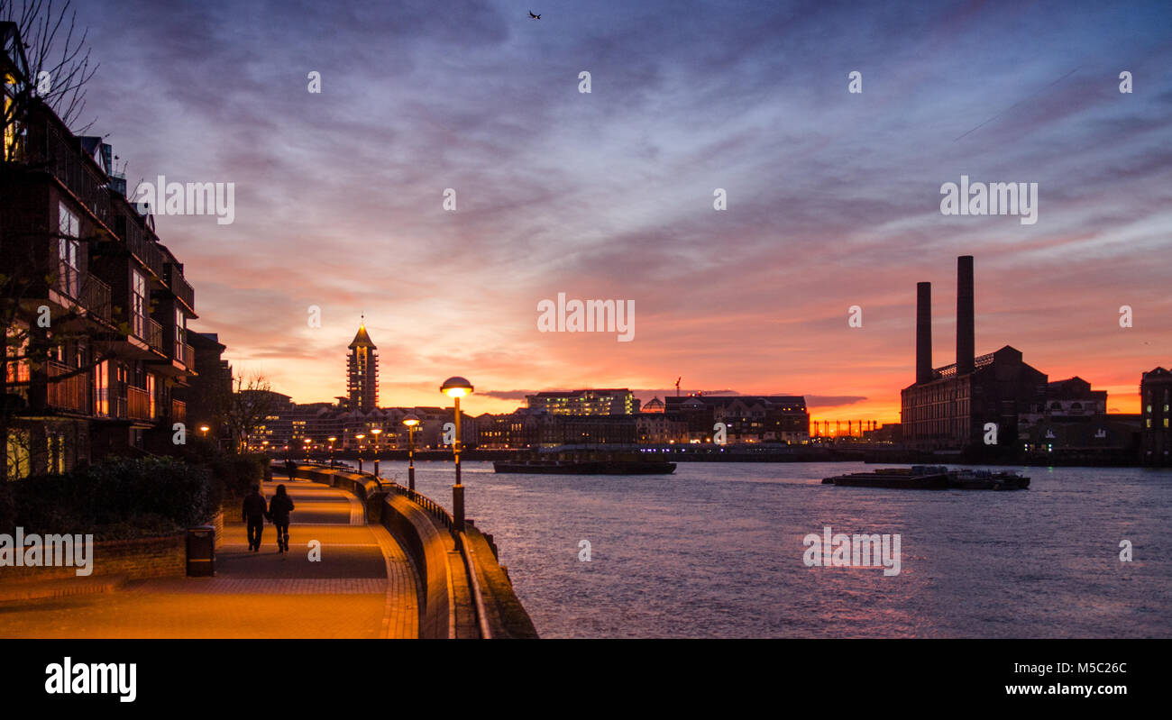 London, England - Dezember 8, 2013: Sonnenuntergang hinter den Schornsteinen von Lots Road in Chelsea. Stockfoto