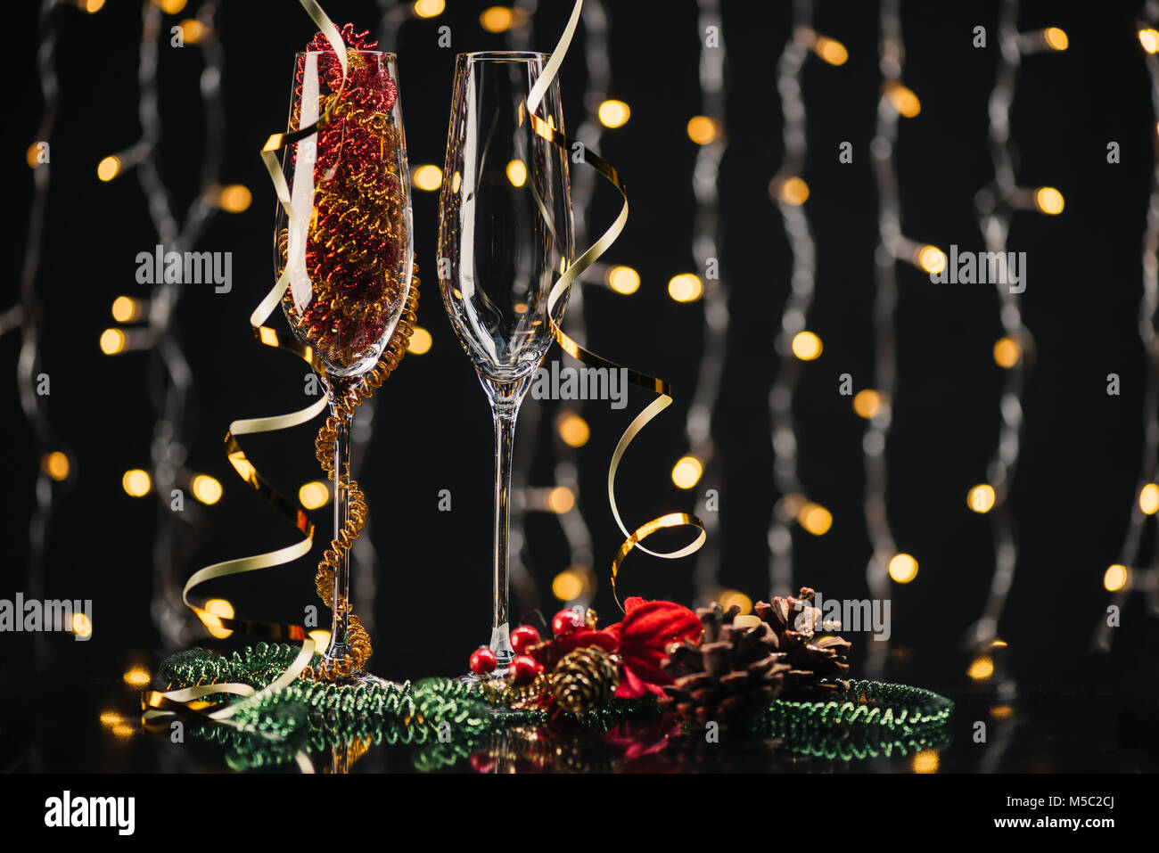 Leere Weingläser und Weihnachtsschmuck Stockfoto