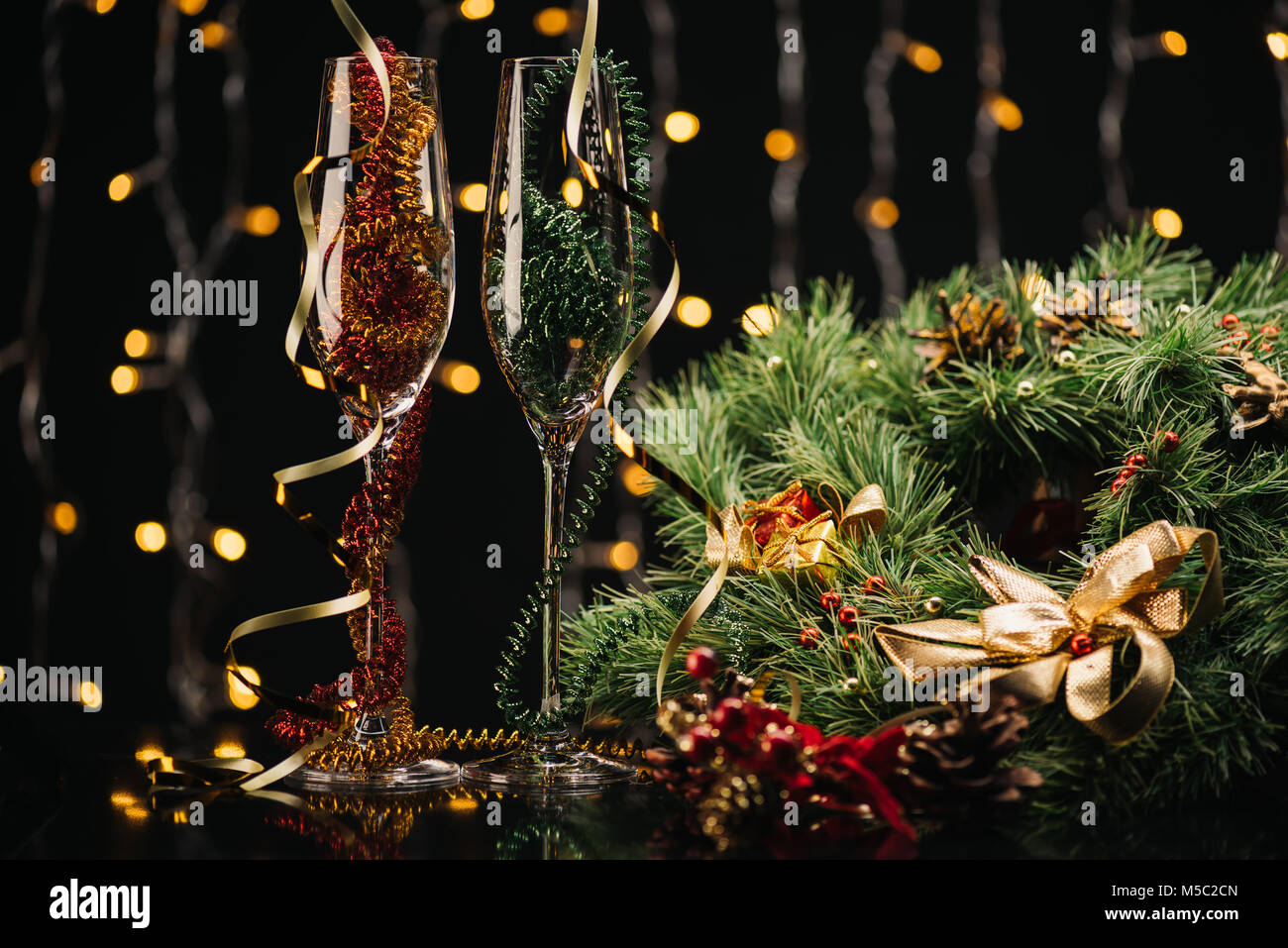 Weingläser und Weihnachten Kranz Stockfoto