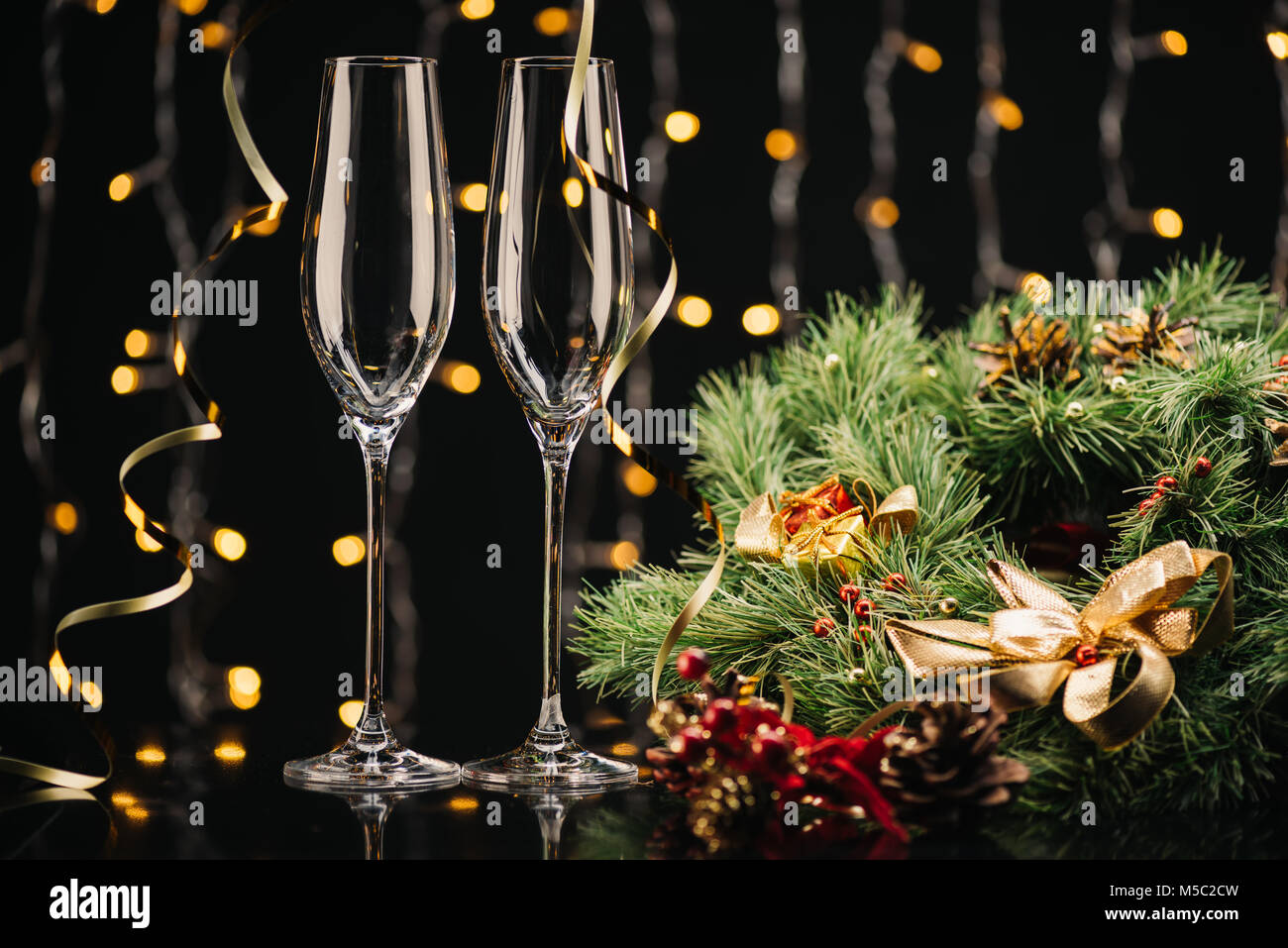 Weingläser und Weihnachten Kranz Stockfoto