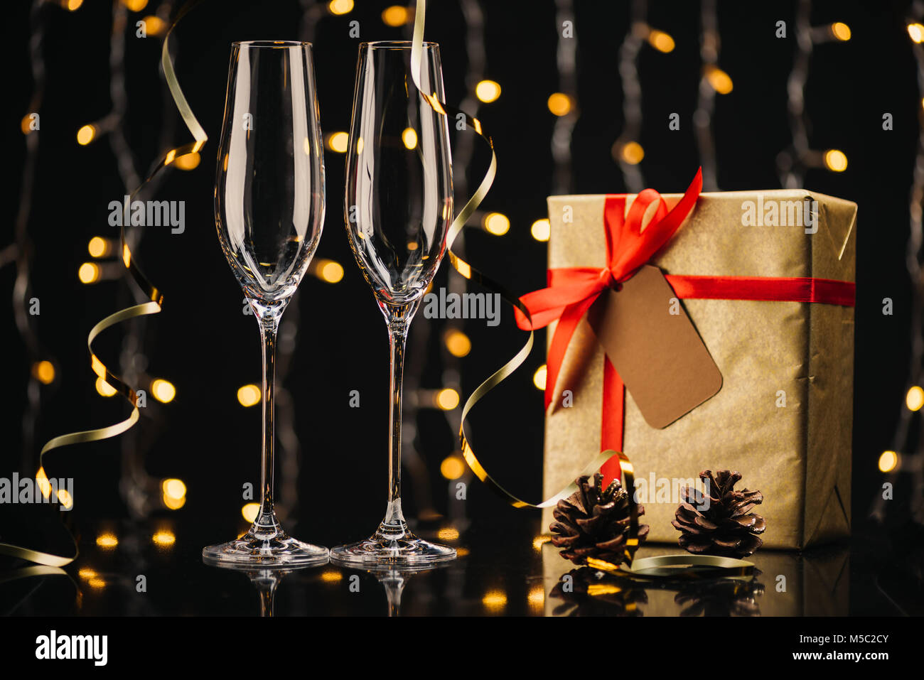 Weingläser und Weihnachten Geschenk Stockfoto