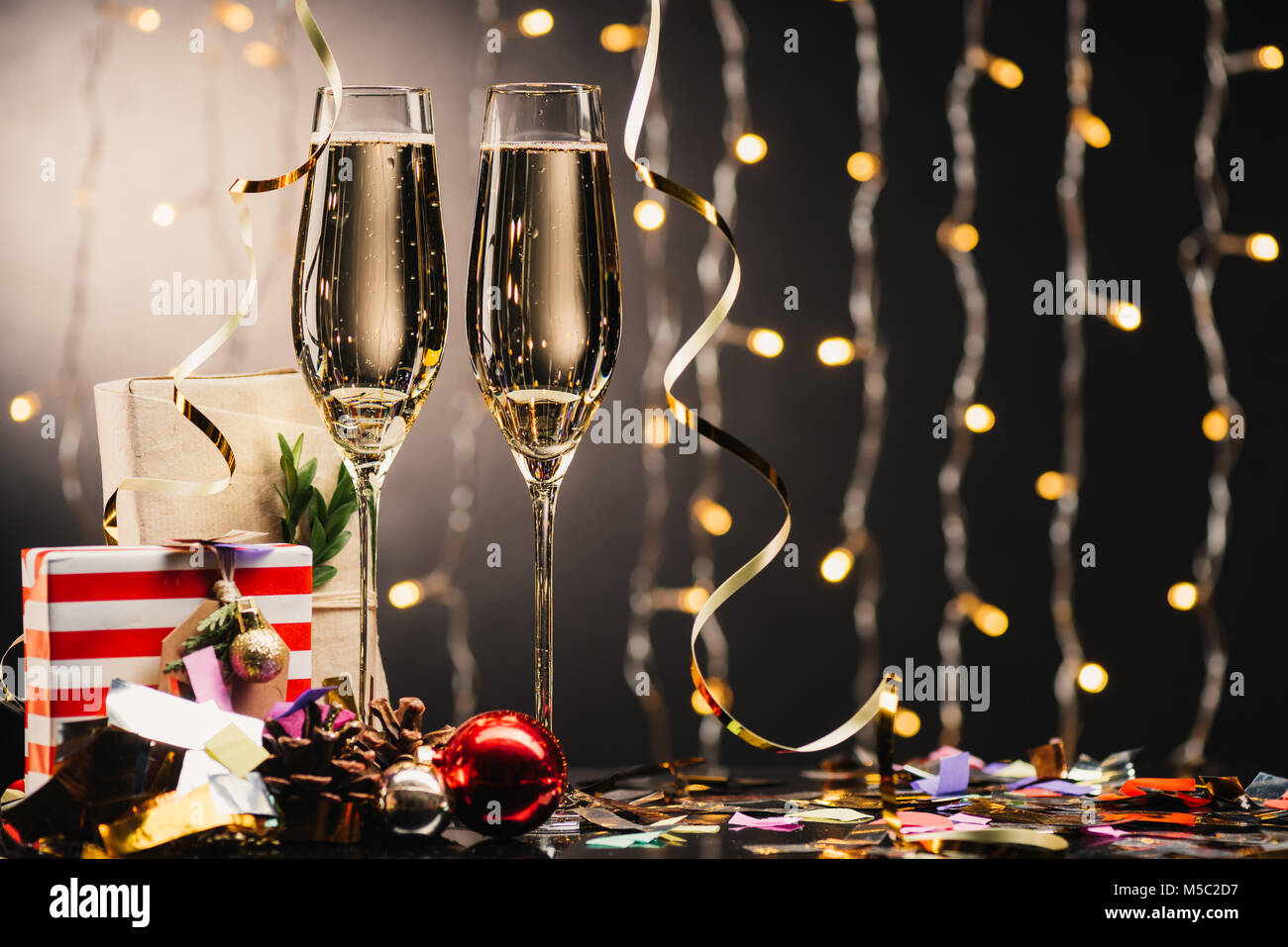 Gläser Champagner und präsentiert Stockfoto