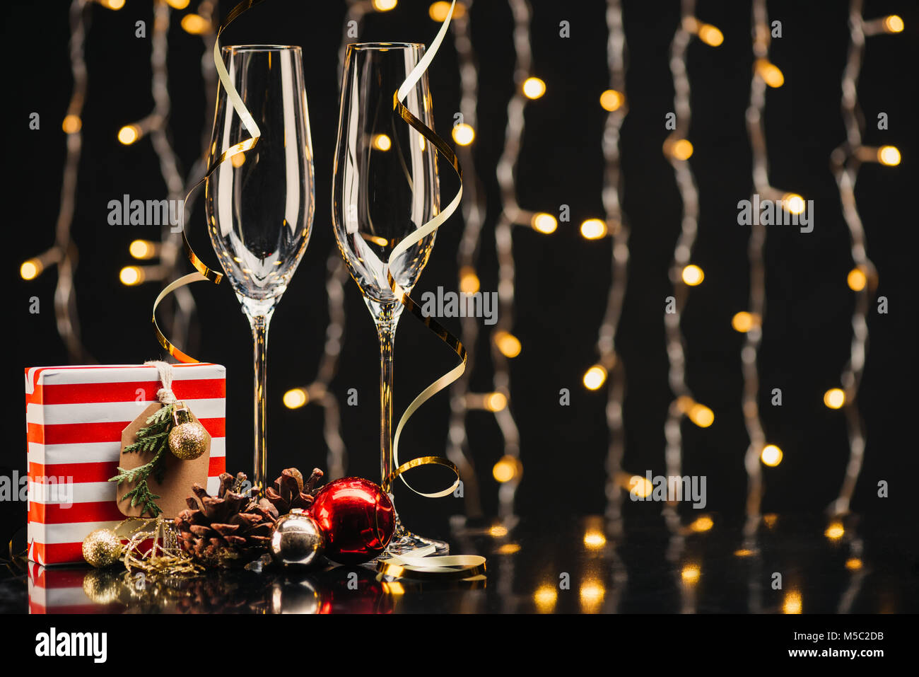 Weingläser und Weihnachten Geschenk Stockfoto