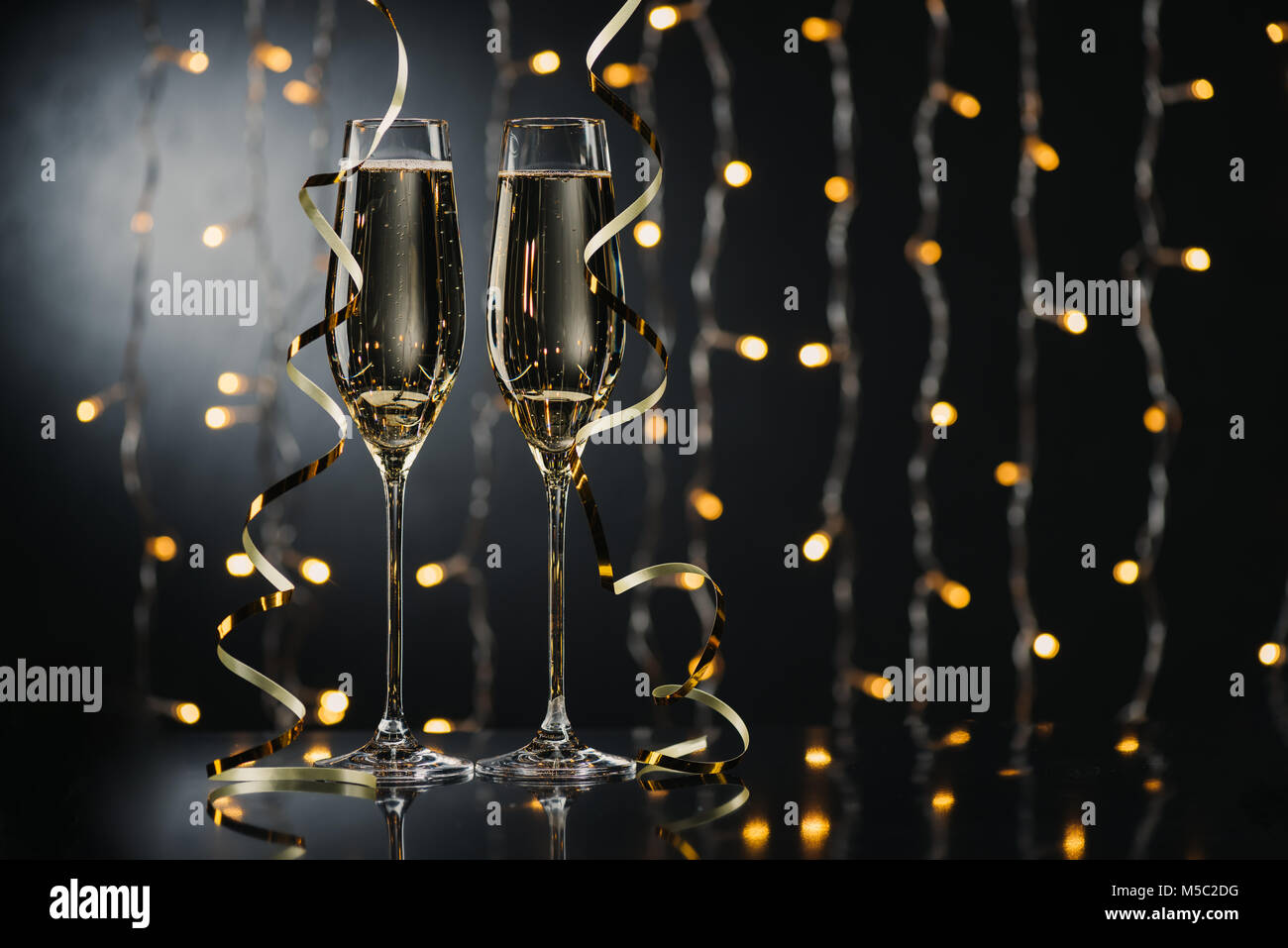 Gläser Champagner mit Bändern Stockfoto