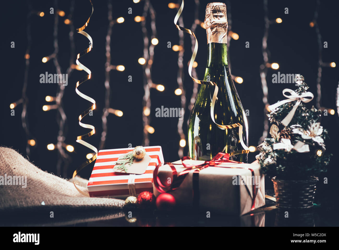 Flasche Champagner und Weihnachtsbaum Stockfoto