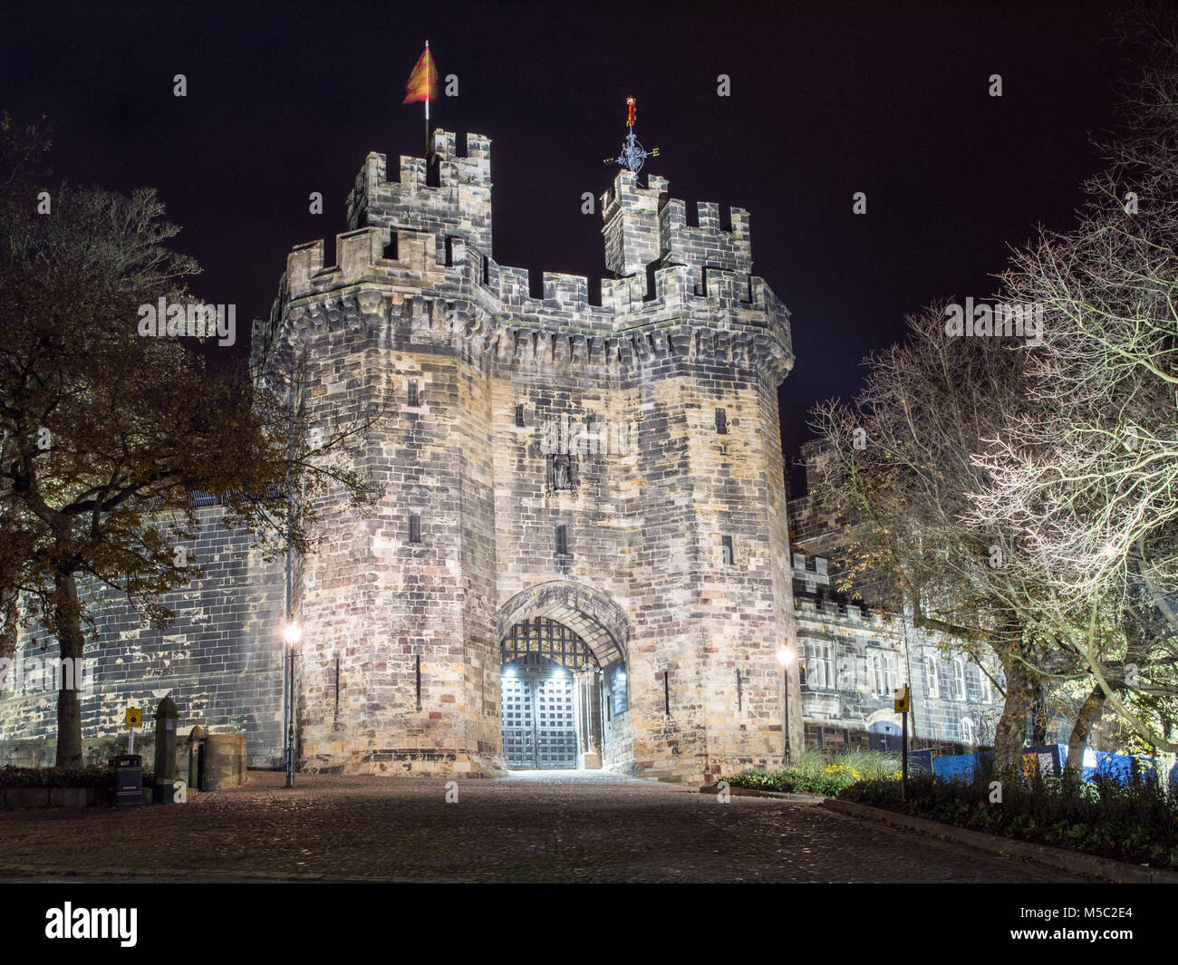 Lancaster, England, Großbritannien - 11 November, 2017: Die wichtigsten Torhaus der mittelalterlichen Schloss von Lancaster ist abends beleuchtet. Stockfoto