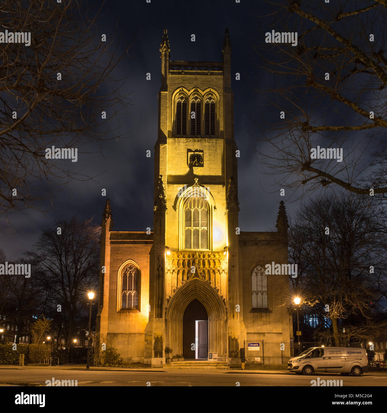 London, England, Großbritannien - 16 Januar, 2018: Der Turm von St. Mark's Kirche, ist in der Nacht in Myddleton Square, einem Wohnviertel von Islington lit Stockfoto