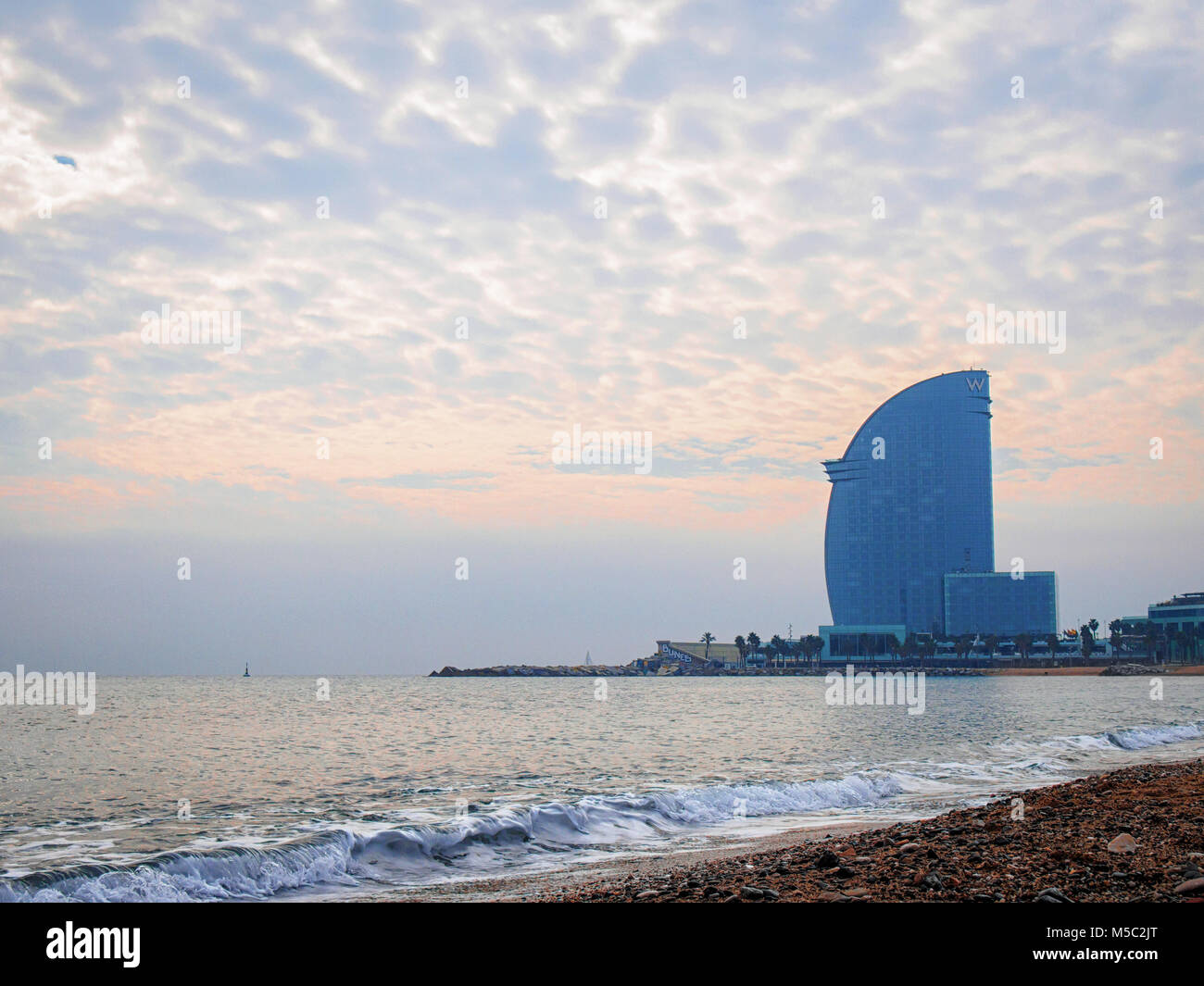 BARCELONA, SPANIEN - 17. FEBRUAR 2018: Sant Miguel Strand am Morgen mit dem W Hotel am Horizont Stockfoto