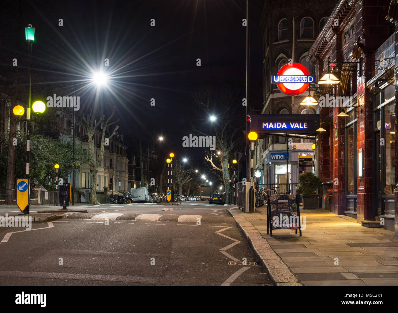 London, England, Großbritannien - 16 Januar, 2018: Maida Vale Tube Station ist in der Nacht beleuchtet unter den Reihenhäusern in dieser Wohngegend von Lo Stockfoto