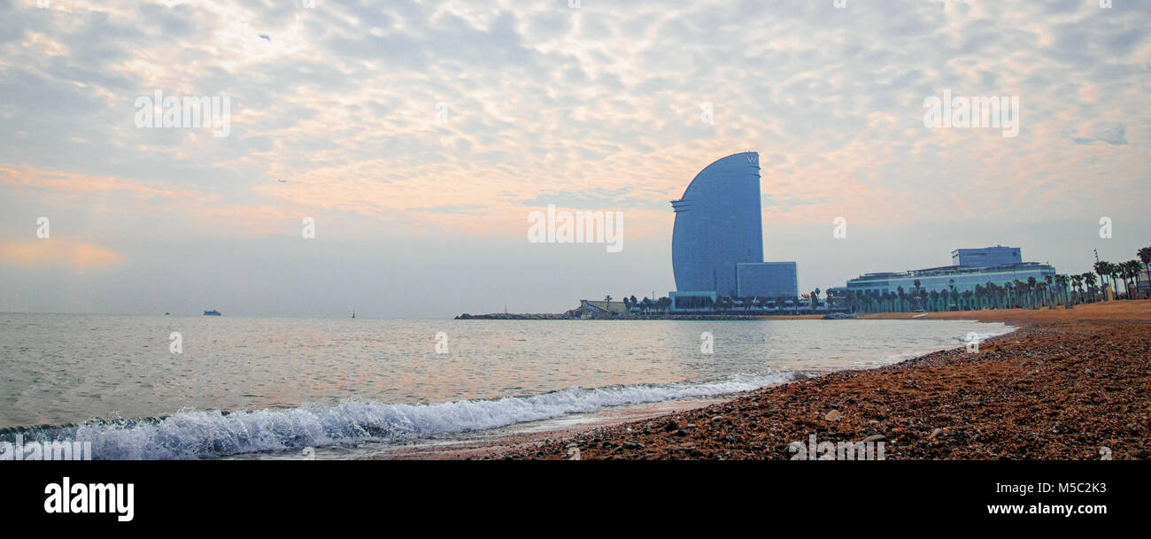 BARCELONA, SPANIEN - 17. FEBRUAR 2018: Sant Miguel Strand am Morgen mit dem W Hotel am Horizont Stockfoto