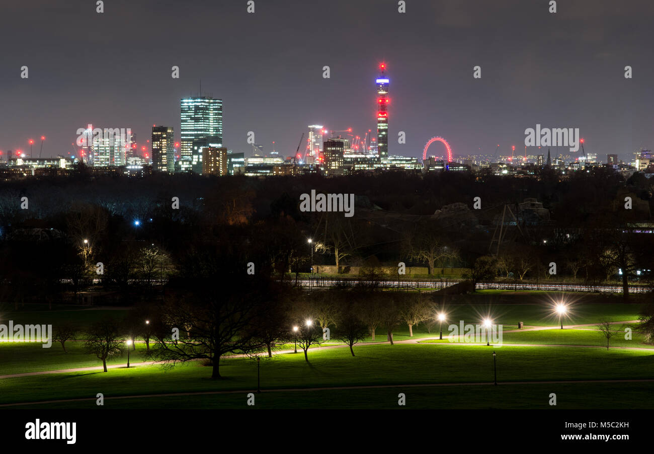 London, England, UK - Februar 2, 2018: Wolkenkratzer und Wahrzeichen in der Skyline von London beleuchtet am Abend als von Primrose Hill gesehen, mit Regent' Stockfoto