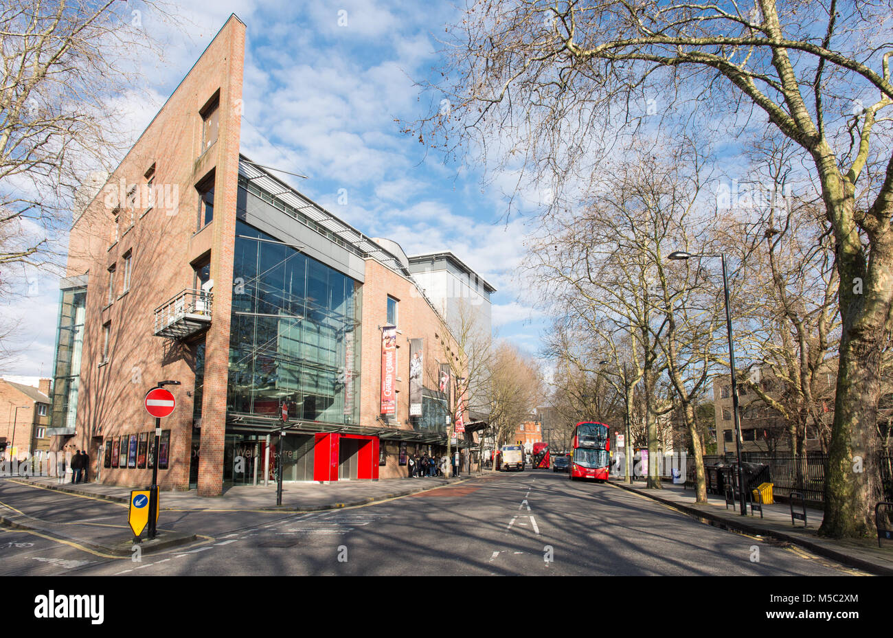 London, England, UK - Februar 6, 2018: Die Sonne scheint auf die Außenseite des Sadler's Wells Dance Theatre auf Rosebery Avenue in Islington, nördlich von London. Stockfoto