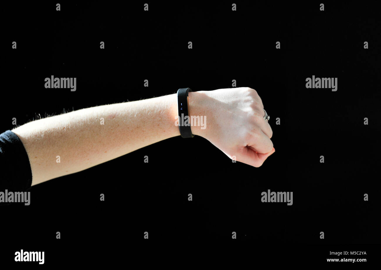 Junge Frau trägt ein Fitbit watch Foto aufgenommen von Simon Dack Stockfoto