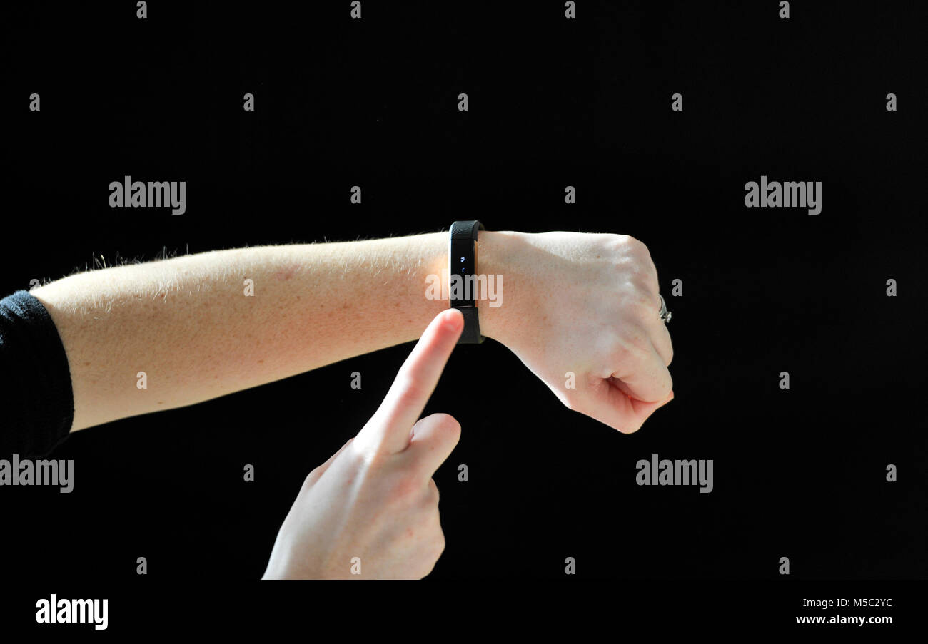 Junge Frau trägt ein Fitbit watch Foto aufgenommen von Simon Dack Stockfoto